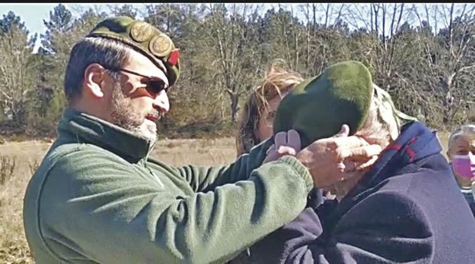Enrique de Sousa impone la boina verde a Manuel Rodríguez 60 años después.