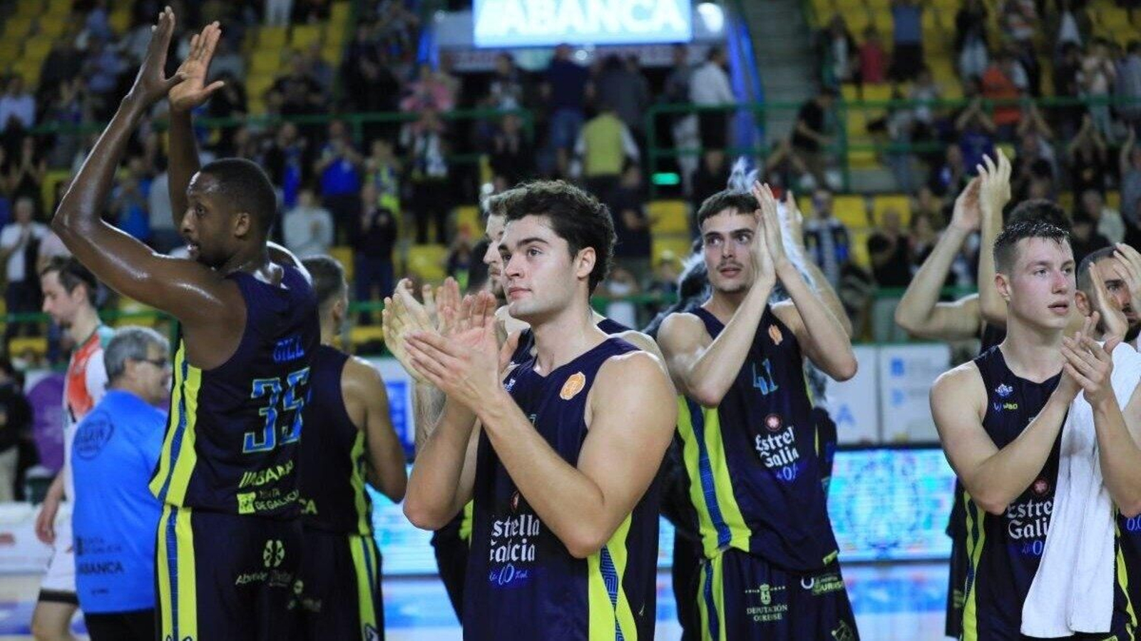 Varios jugadores del COB agradecen el apoyo del público del Pazo tras un partido de esta liga. (Foto: José Paz)