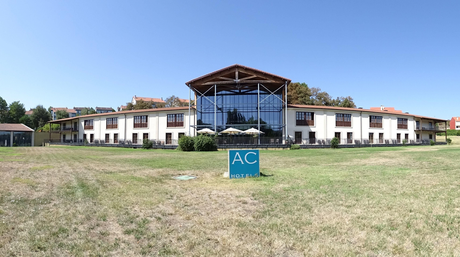 El hotel AC Vila de Allariz es de cuatro estrellas y tiene 38 habitaciones, spa y otras dotaciones.