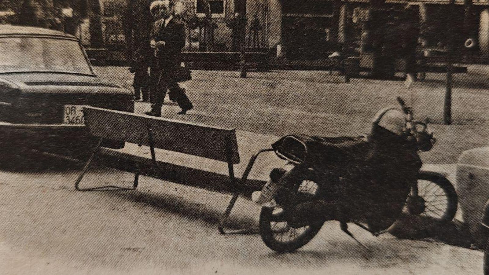 Un banco “desplazado” para guardar aparcamiento.