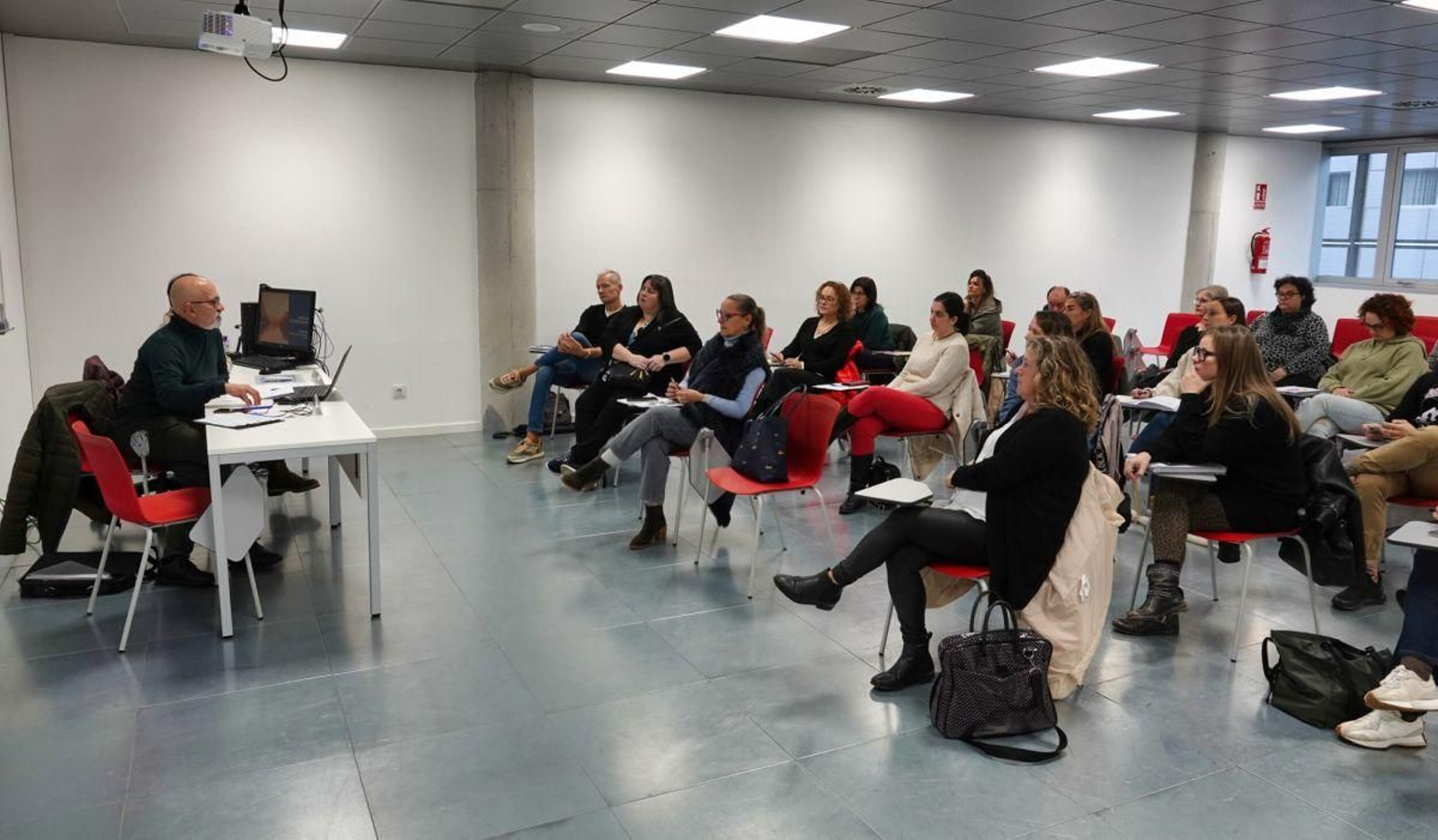 Un instante de la asamblea celebrada ayer en la UNED.