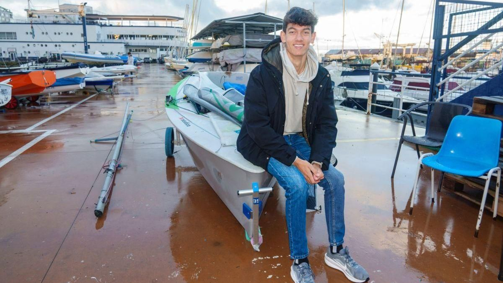 Nico Souto, que cumplirá 18 años el 7 de enero, sonríe en la dársena del Náutico antes de salir a entrenar.