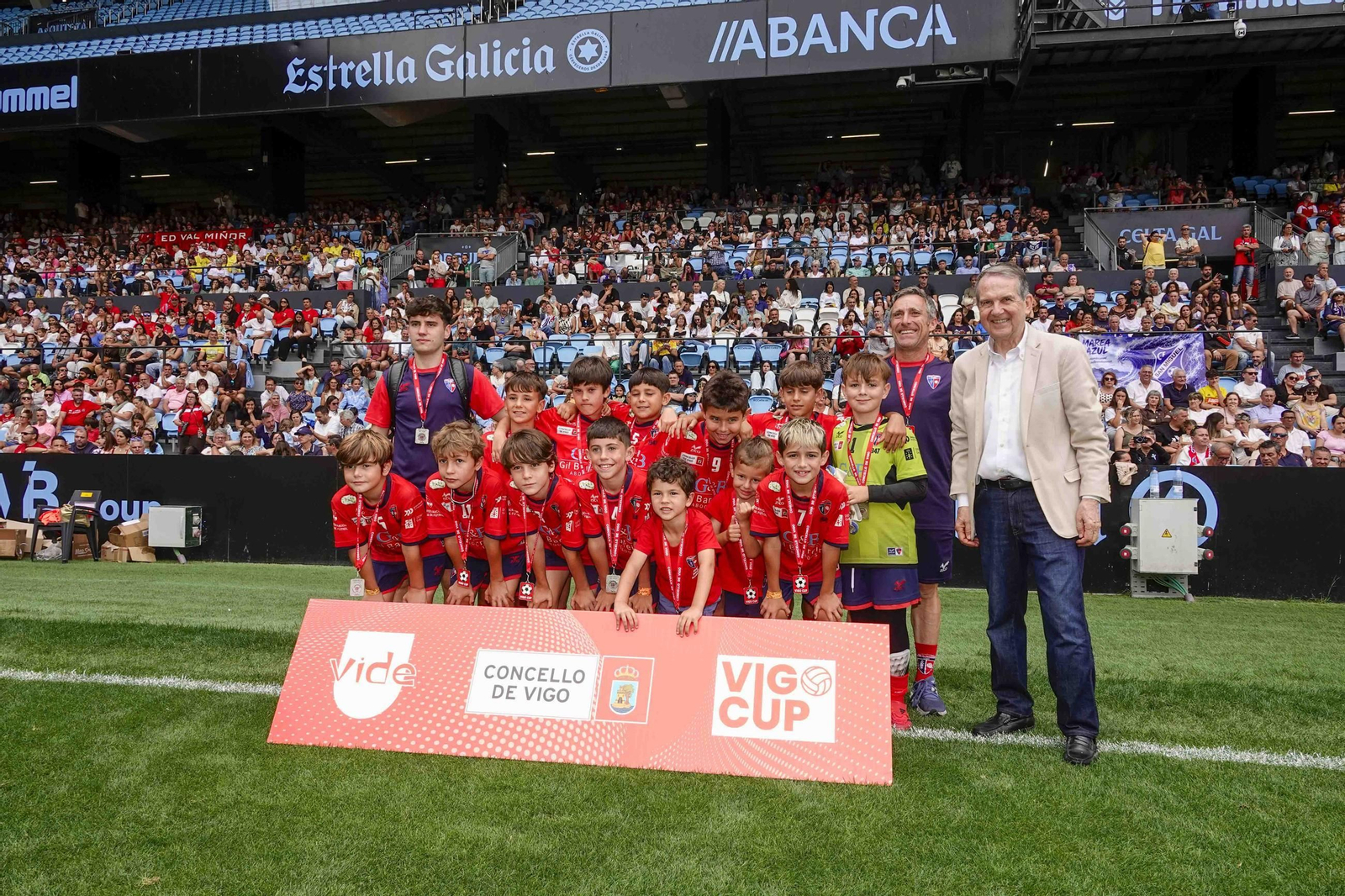 Galería | Balaídos despide la Vigo Cup con el acto de clausura y entrega de medallas