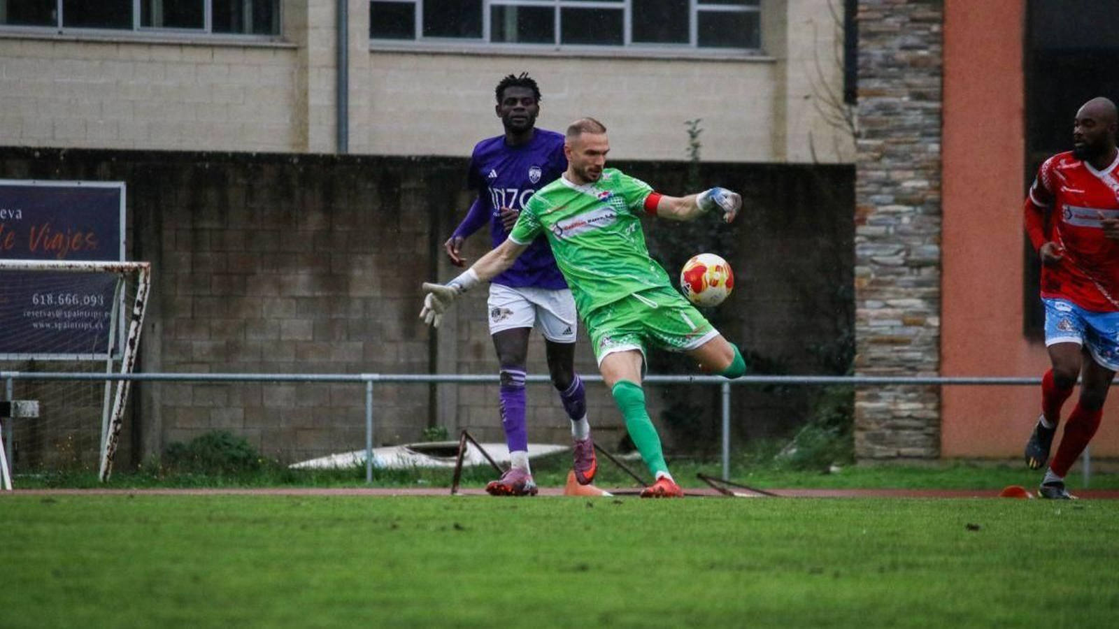 Imanol Elías, guardameta del Barco, realiza un saque en largo en Calabagueiros.