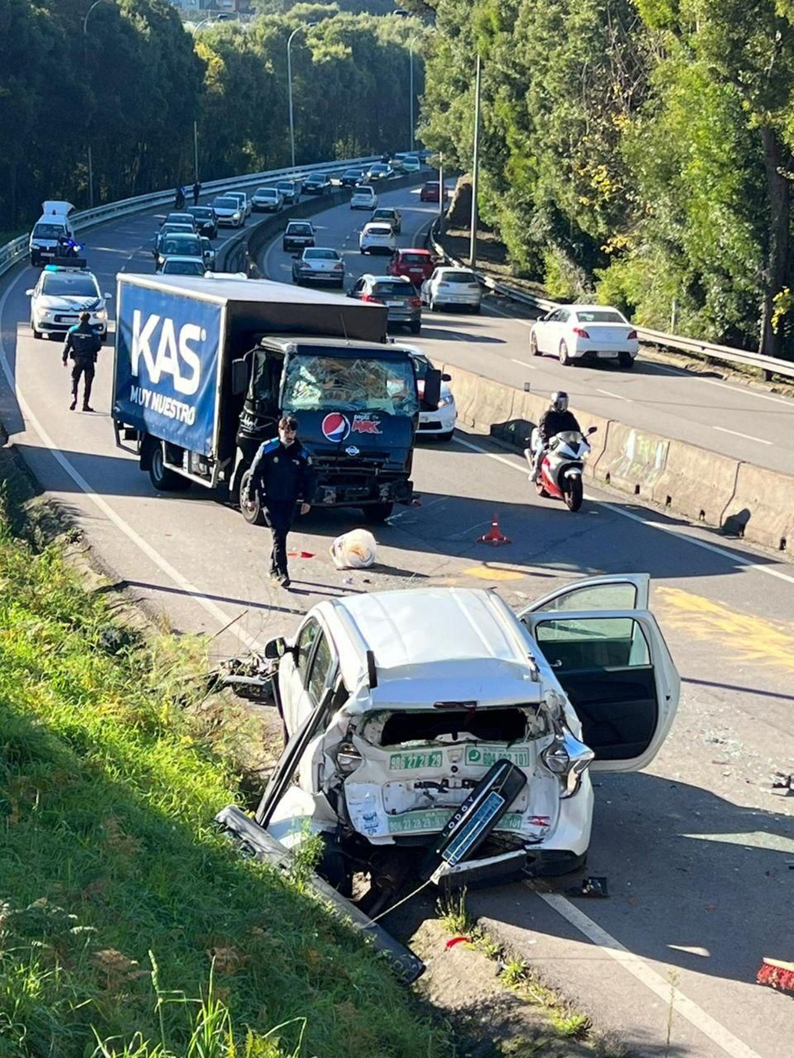 Brutal accidente entre un taxi y un camión en la avenida Arquitecto Palacios. // Alberte