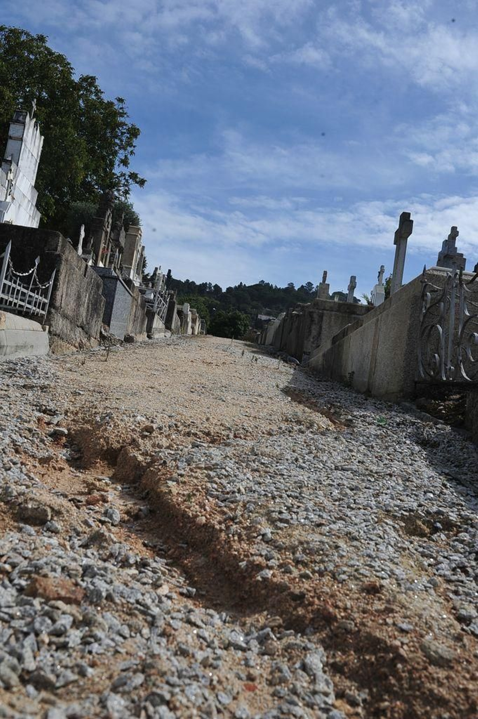 El mal estado de los caminos del cementerio de San Francisco (Foto: José Paz)