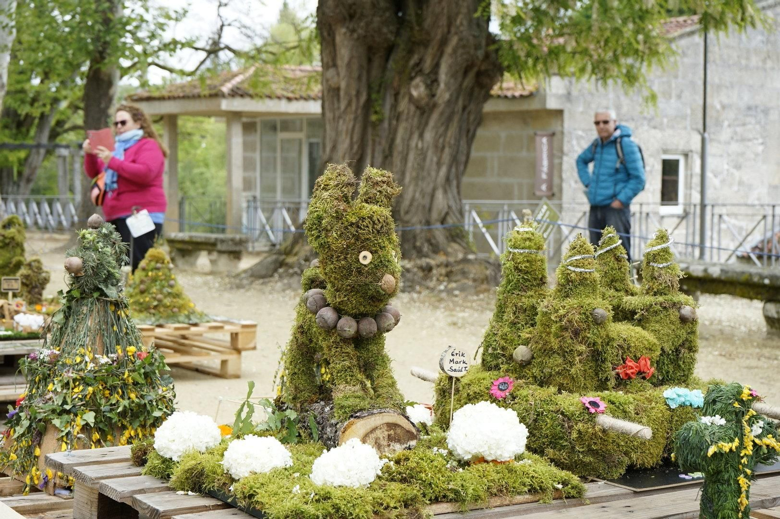 Uno de los maios con forma de perro.