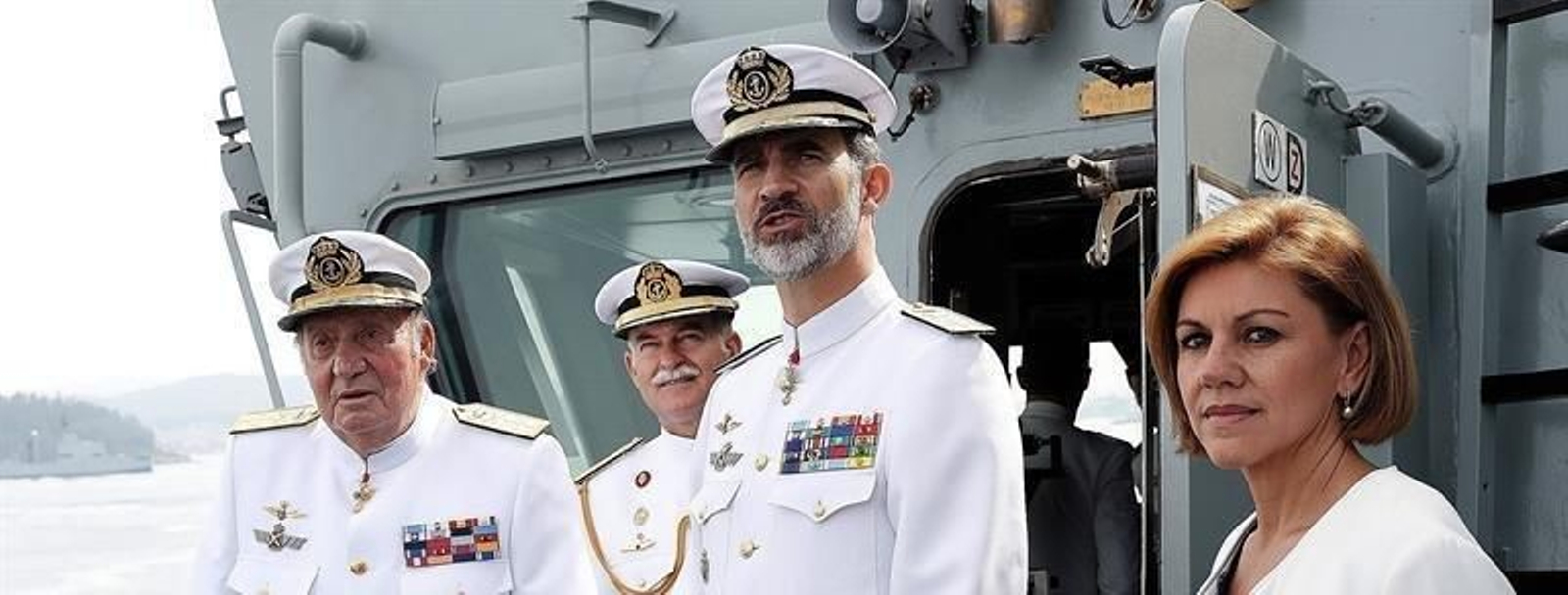 El Rey Felipe VI (c) junto a su padre, el rey emérito Juan Carlos I (i), y la ministra de Defensa, Dolores Cospedal (d)