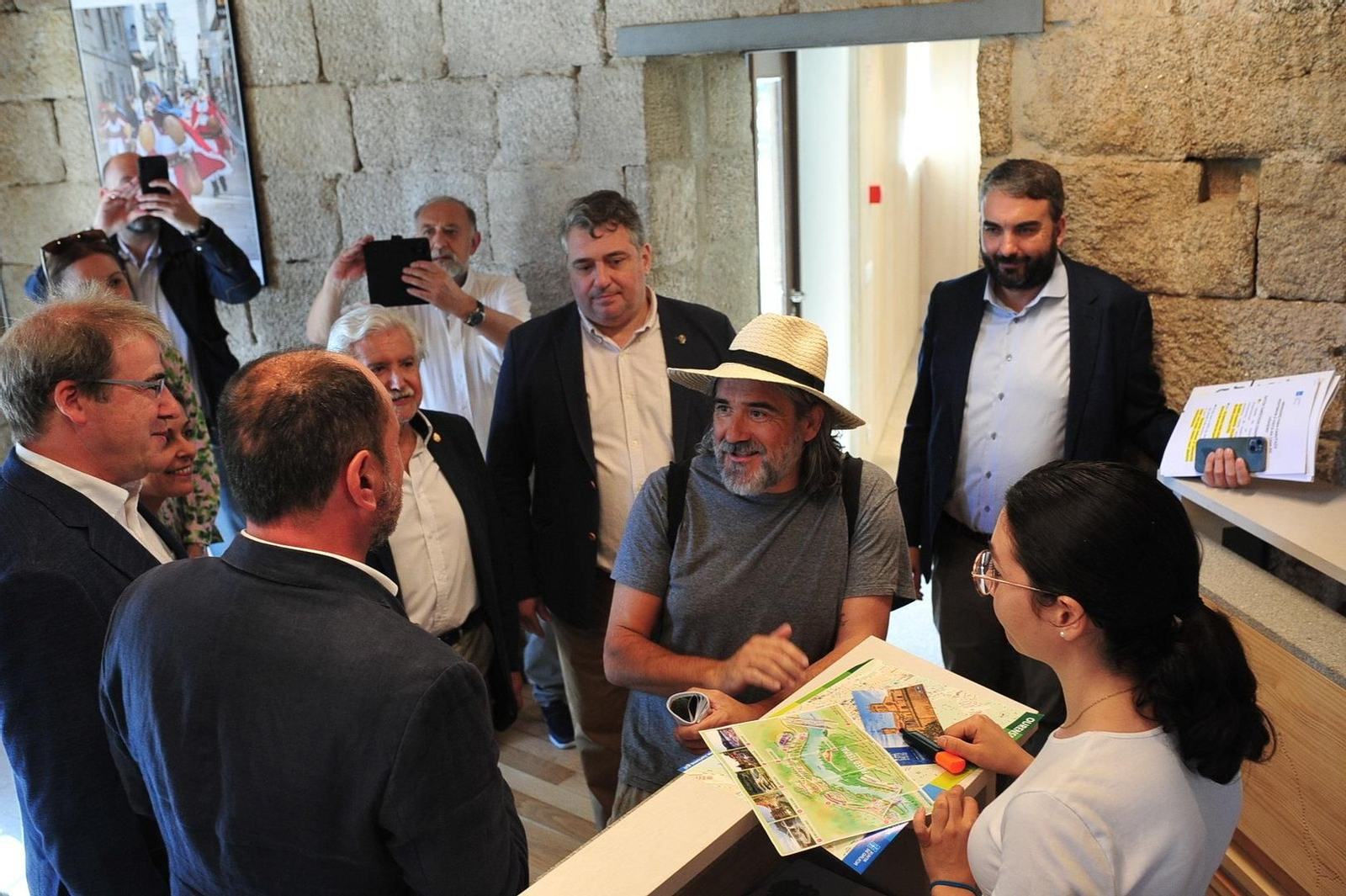 Uno de los primeros turistas en acudir a la nueva oficina de turismo de Ourense (Foto: José Paz).