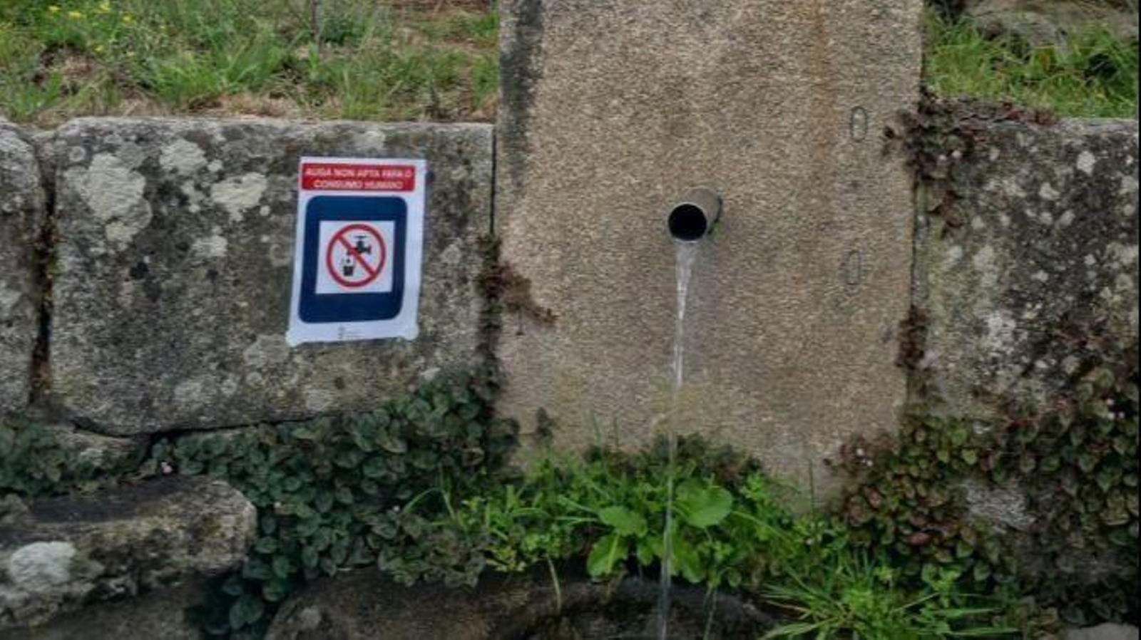 El cartel de no apta instalado en la fuente de Cimadevila.