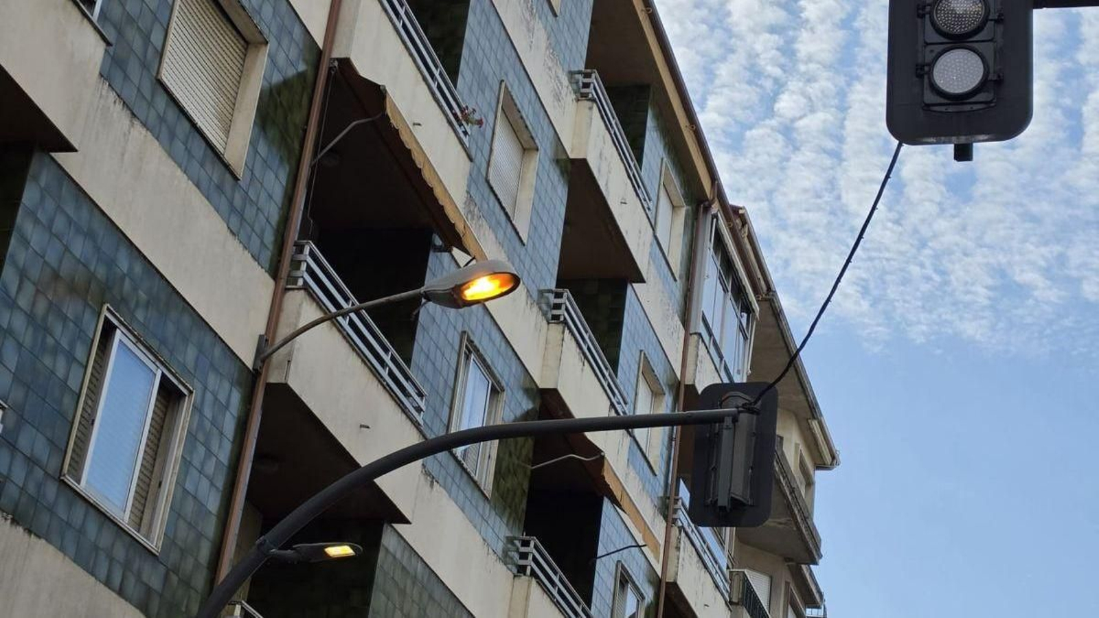 La farola iluminada en pleno día
