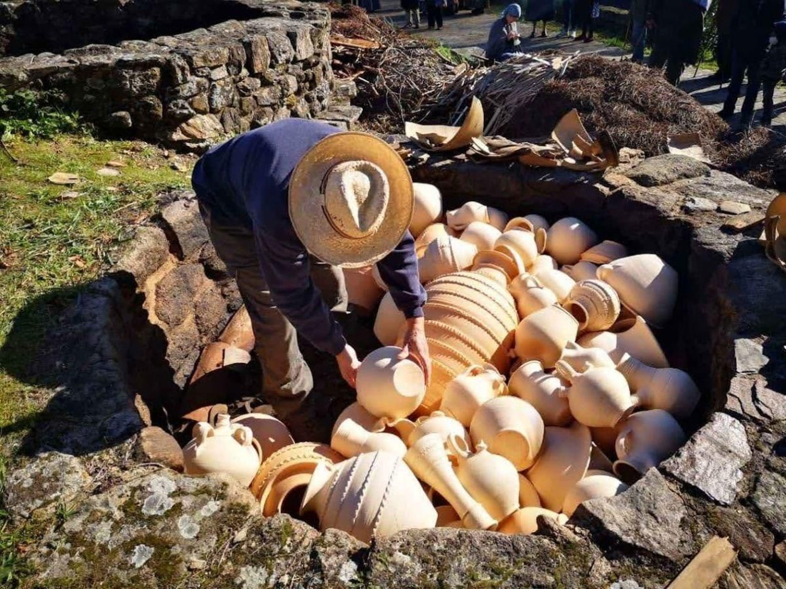 Vecino con las piezas de barro listas para la “fornada”.