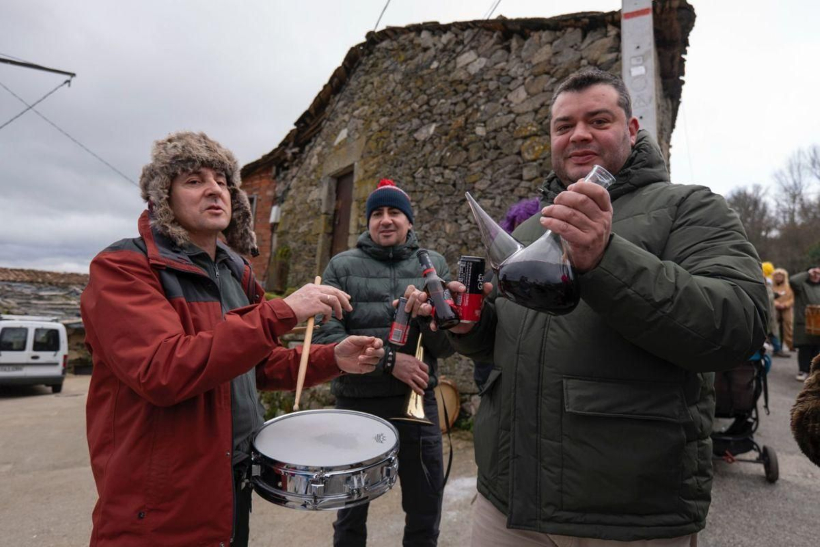 Los vecinos dan de beber a los participantes.
