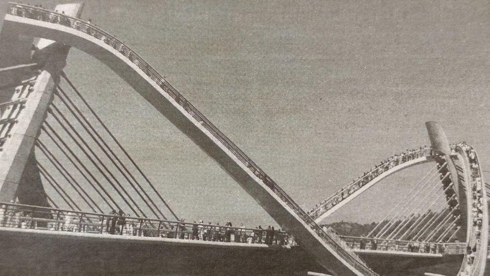Los ourensanos pasean por el nuevo puente el día de su inauguración.