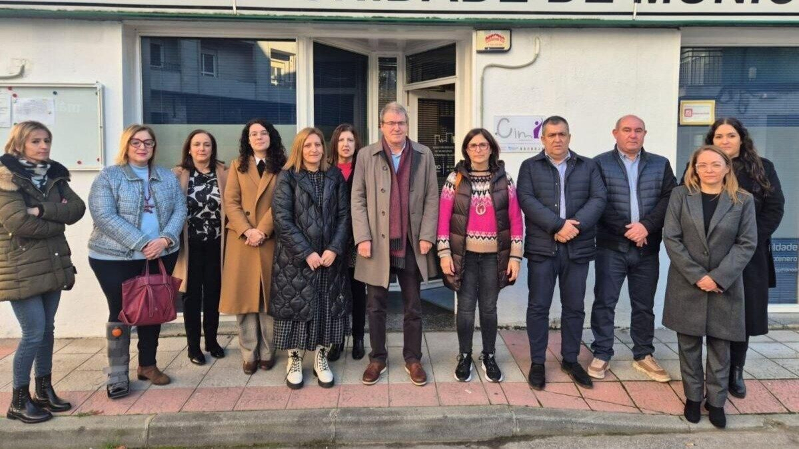 El delegado territorial Manuel Pardo, con autoridades y personal técnico del CIM de Verín.