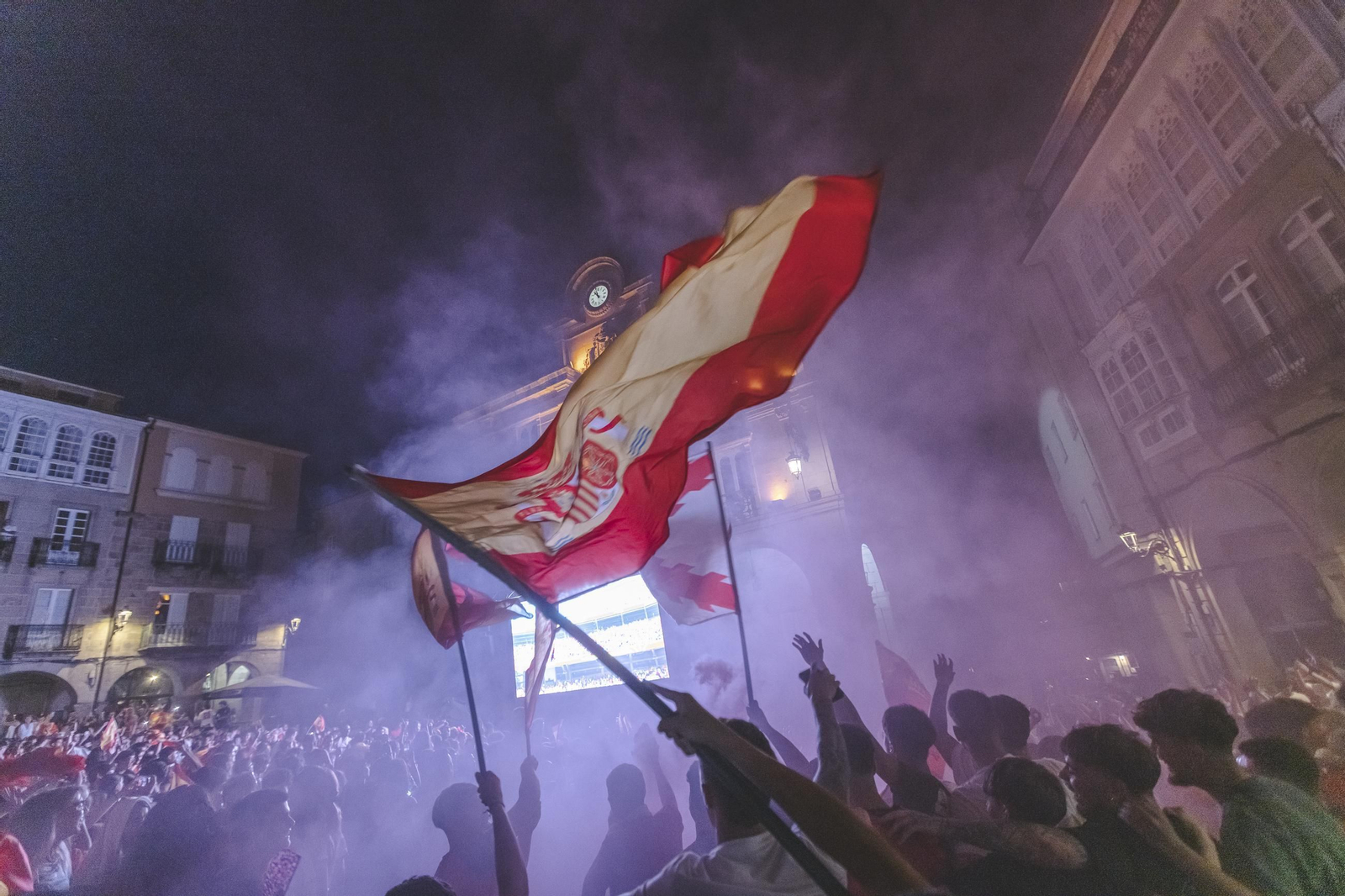 Galería | Camisetas, banderas y las calles de Ourense llenas de emoción por ver a España jugar los cuartos de final, en fotos