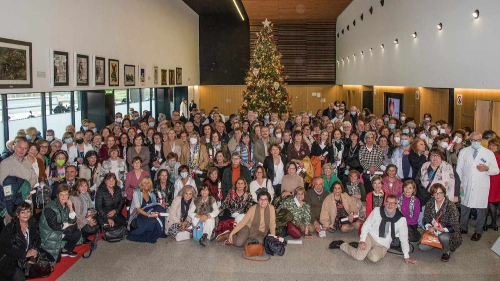 El grupo de profesionales sanitarios que se jubilan, ayer en el Hospital Álvaro Cunqueiro, donde recibieron un homenaje de despedida.