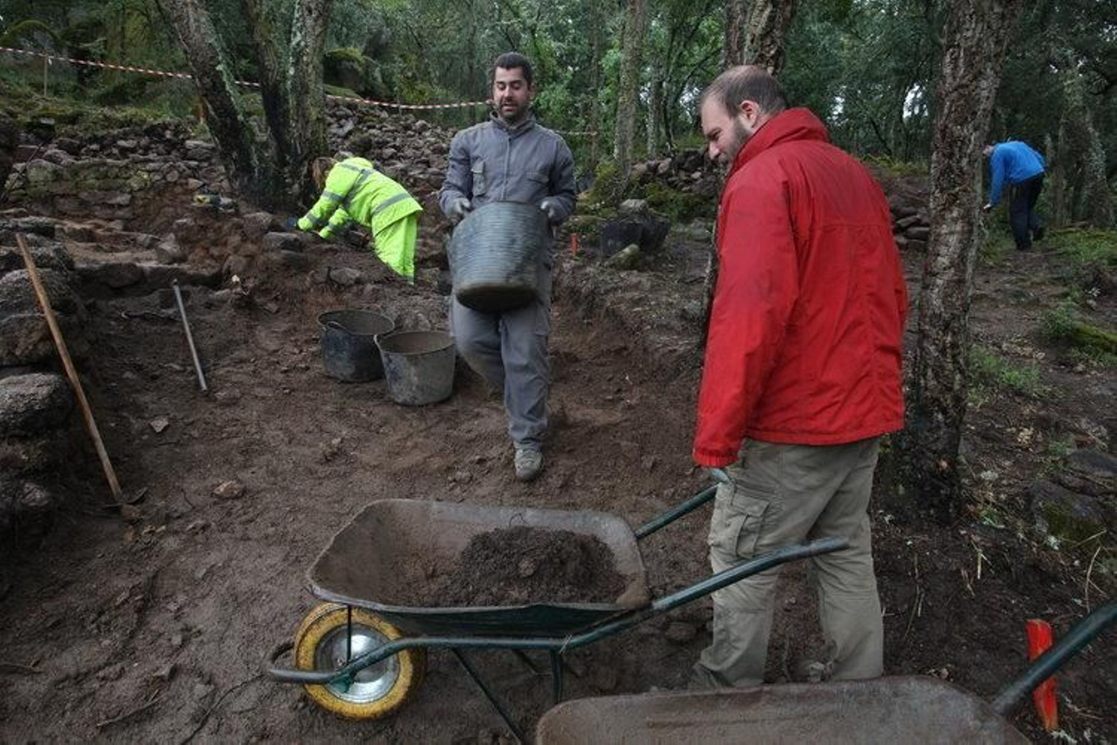 En estos primeros días se procede a liberar de materiales la zona y perfilar límites del castro. (FOTO: JOSÉ PAZ)