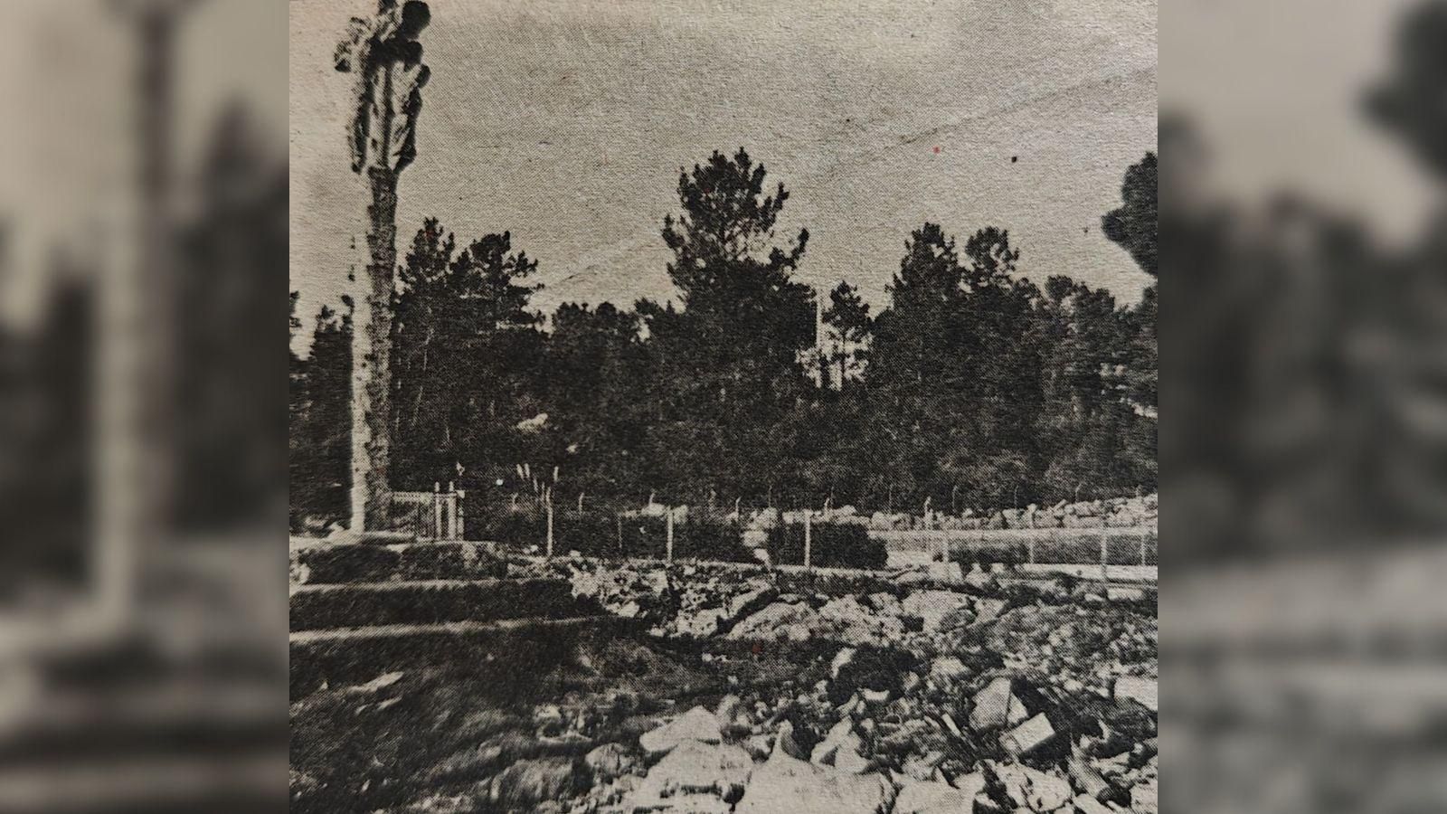 Basurero-Escombrera al pie de un cruceiro en San Ciprián de Viñas.