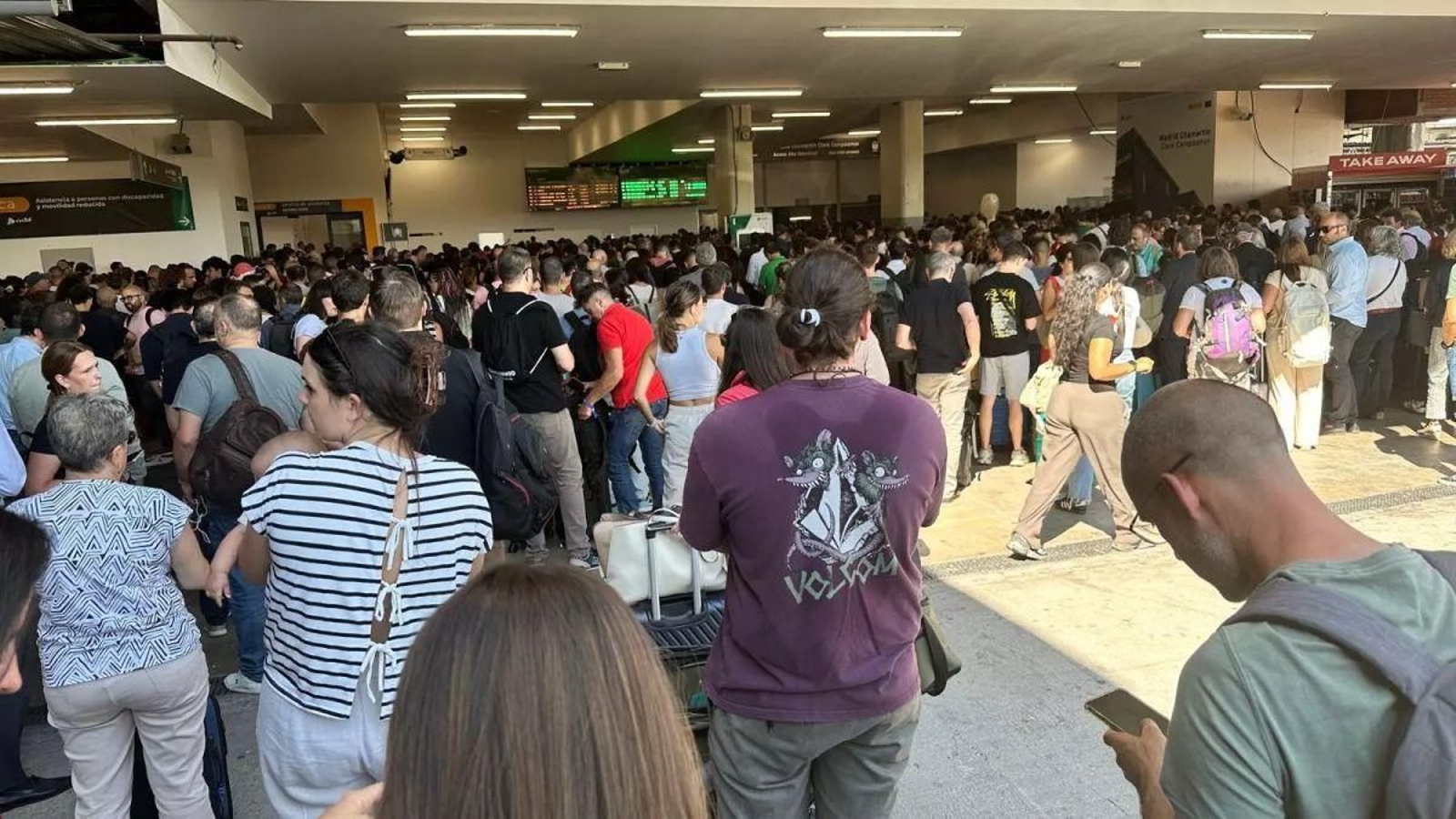 Estación de Charmartin llena de gente.