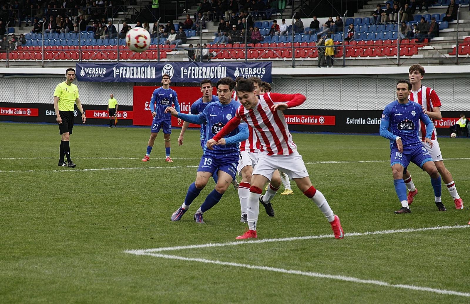 Galería | El Ourense CF sumó su primera derrota en el fortín de O Couto