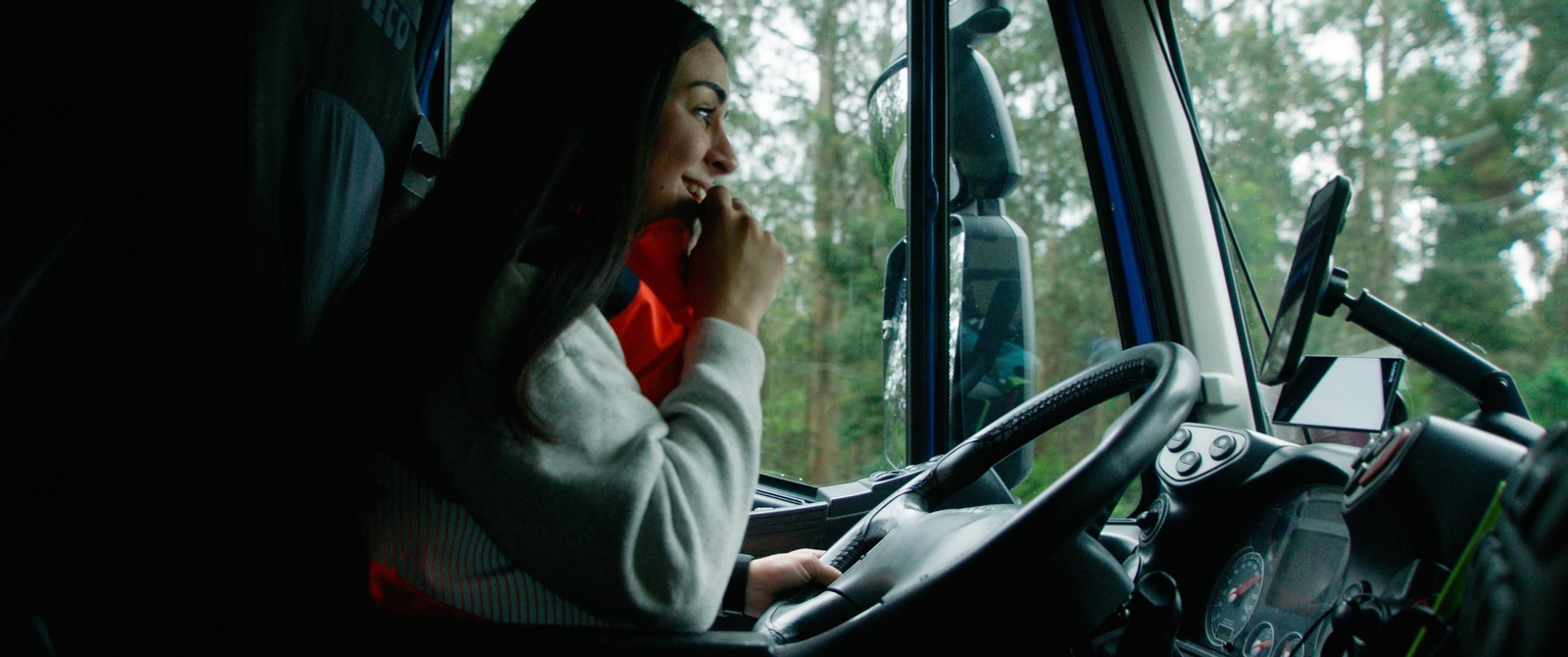 Andrea Fernández al volante de su camión.
