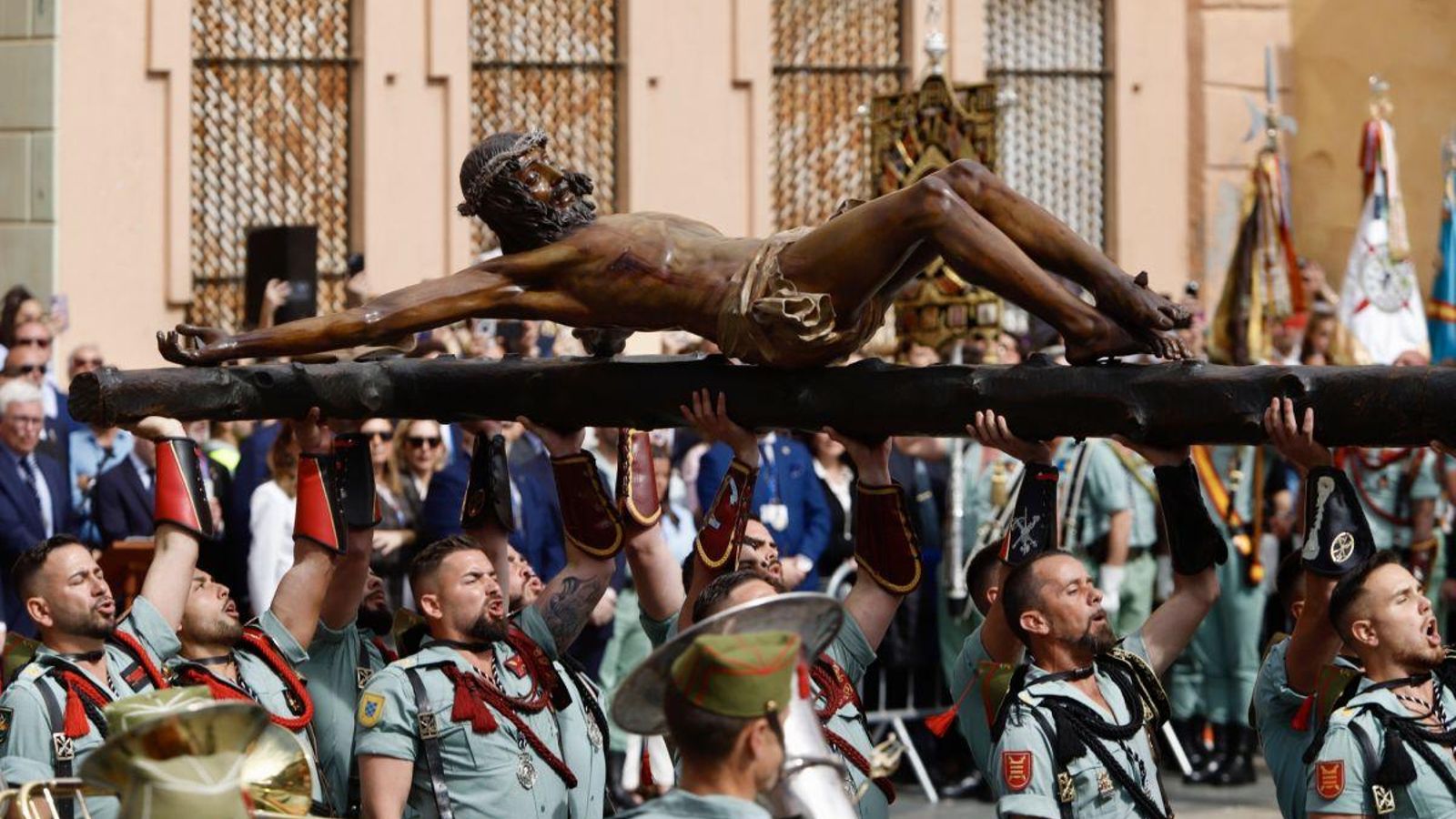 Los legionarios portando al Cristo de Mena en la procesión de Málaga.
