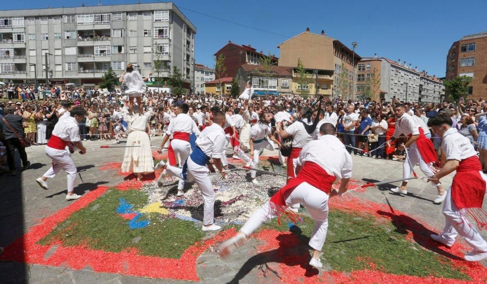 Los jóvenes de Redondela danzan sobre las alfombras para celebrar la derrota de la Coca.