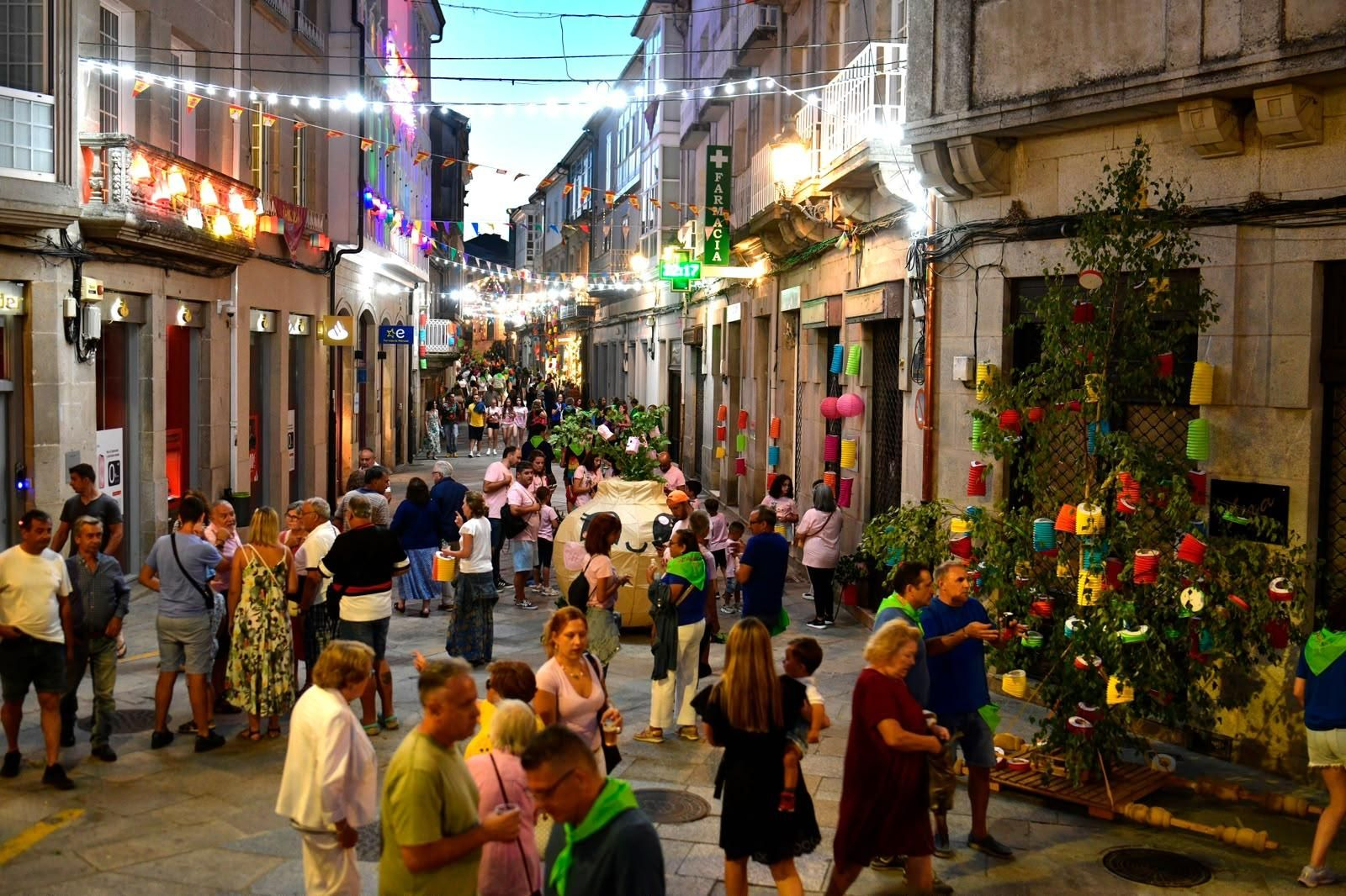 Galería | Celanova vuelve a disfrutar bajo la luz de los faroles durante A Ramallosa