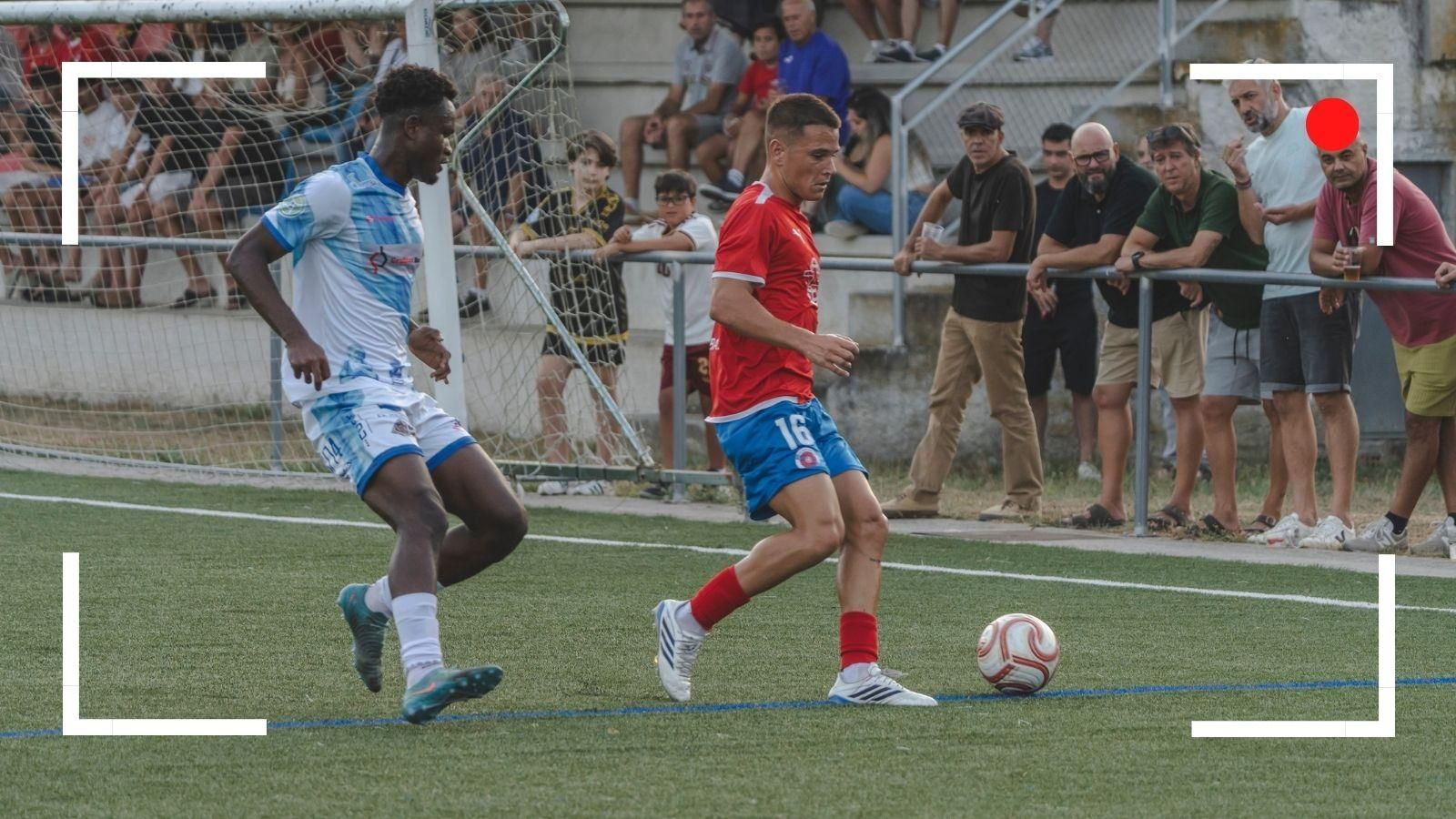 Álvaro Bastida, nuevo jugador de la UD Ourense, presionado por un jugador de CD Barco en el último amistoso.