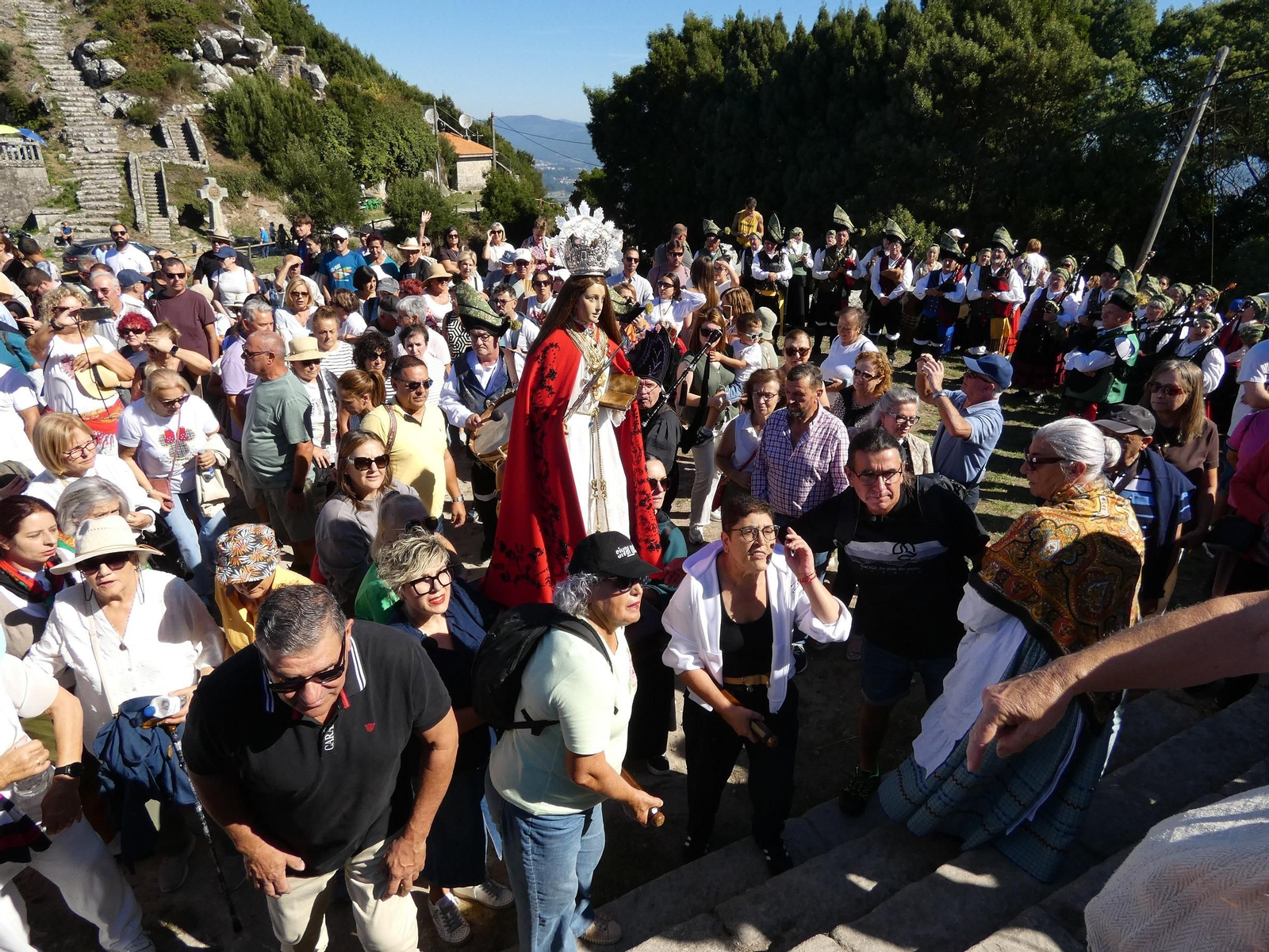 Un momento de la numerosa procesión llegando al Púlpito.