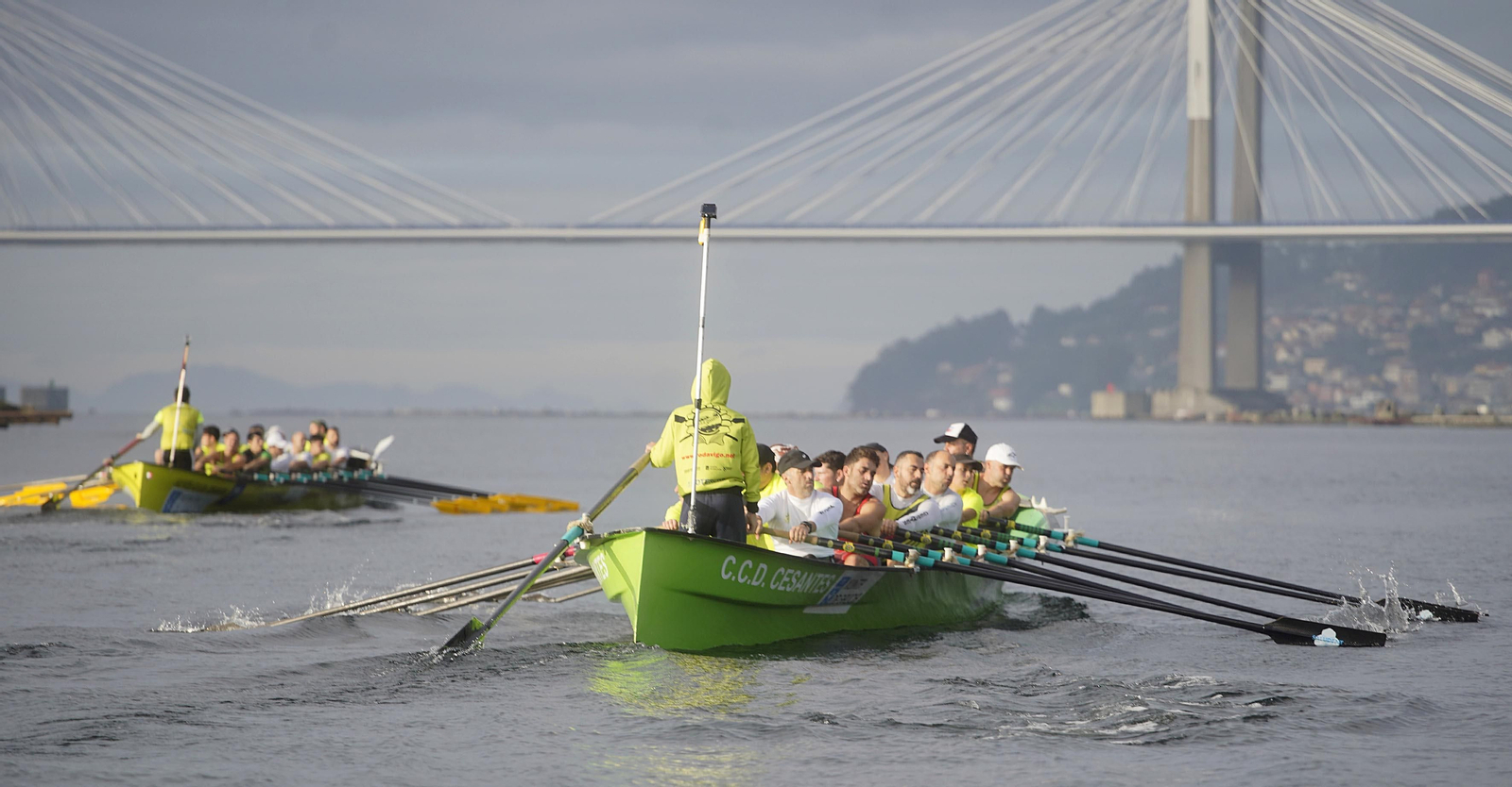 Participantes en la sesión de remo de +Deporte Atlántico en Cesantes.