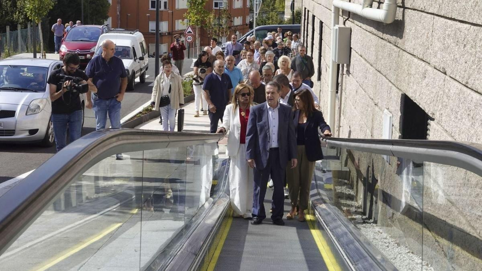 El alcalde, Abel Caballero, acompañado de varios de sus concejales, este lunes en la puesta en marcha de las rampas mecánicas de Lavadores.