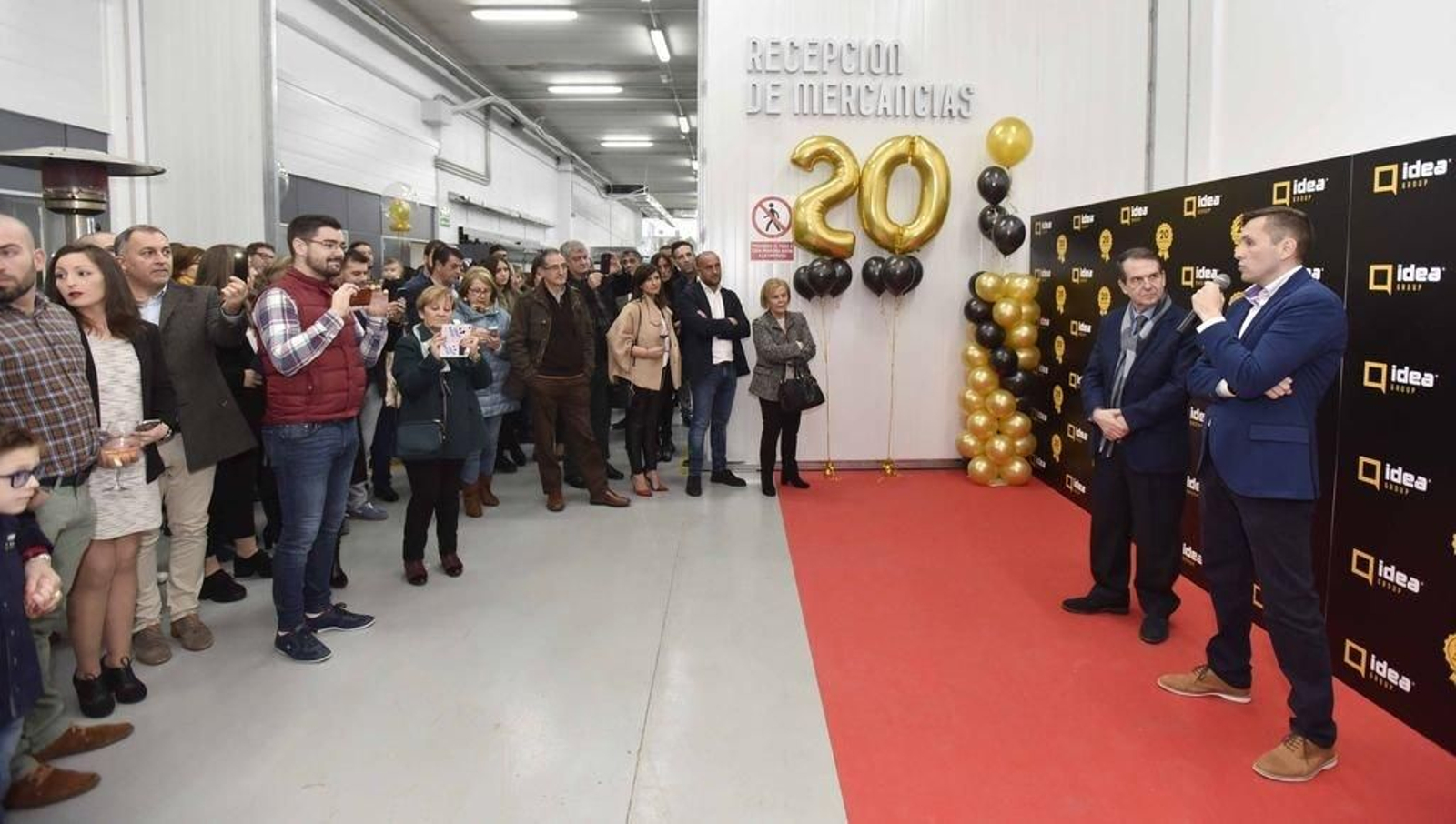 Los trabajadores de Idea Group celebraron el aniversario de la empresa con la presencia del alcalde.