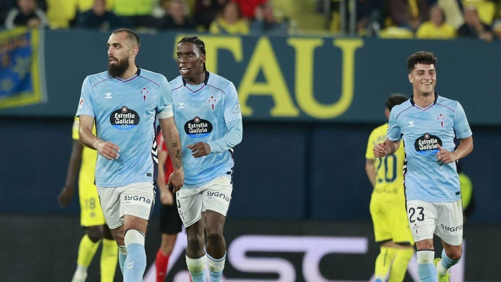 Borja Iglesias camina junto a Ilaix Moriba y Hugo Álvarez tras marcar en La Cerámica. De penalti.