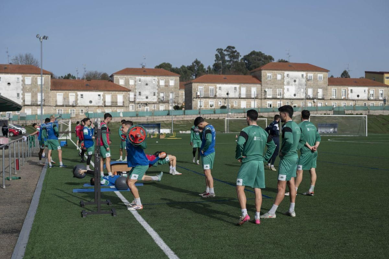 Los jugadores del Arenteiro, durante una sesión de entrenamiento en A Uceira