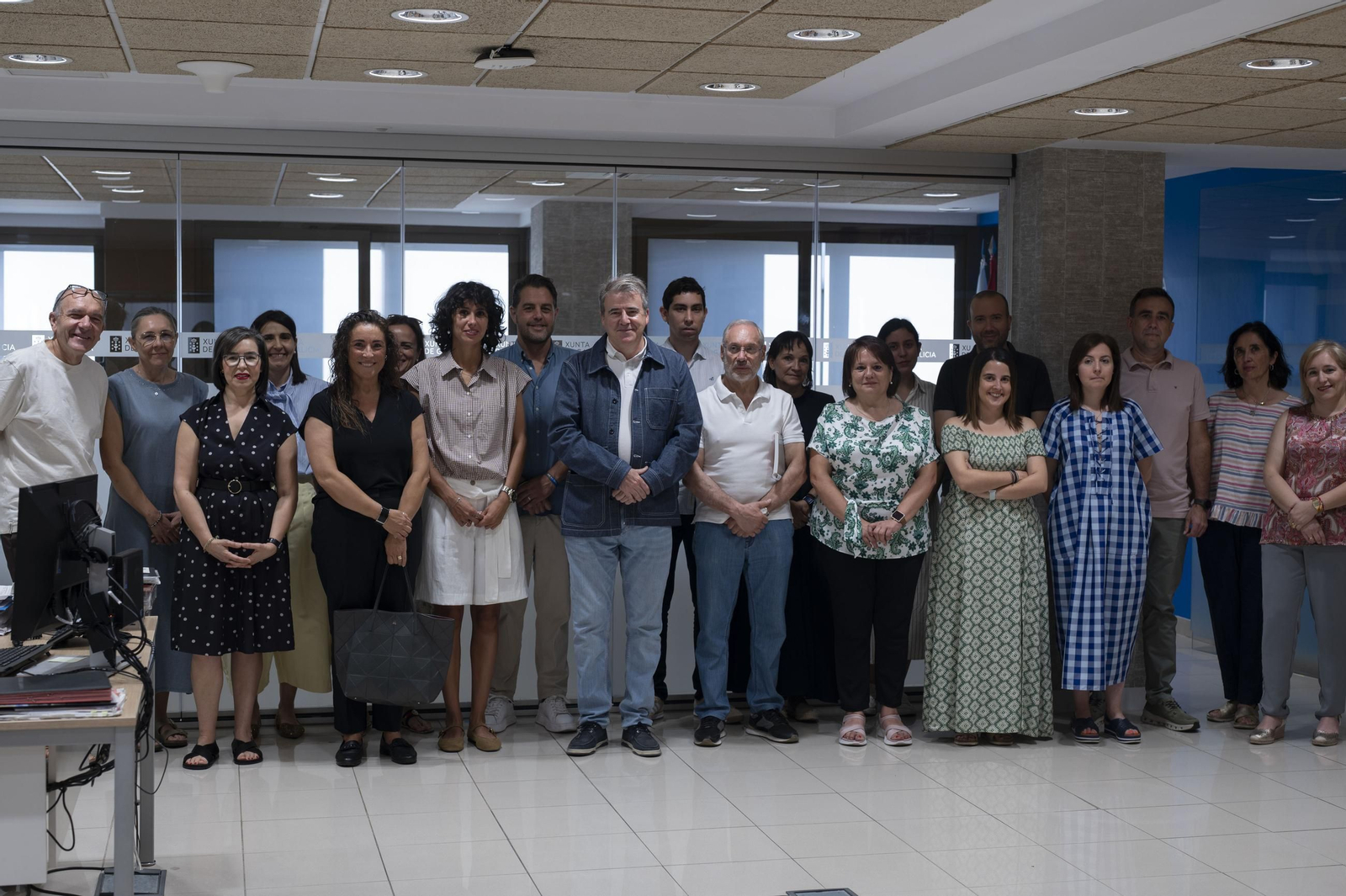 Parte de los nuevos directores de la provincia, junto al delegado de la Xunta, Manuel Pardo.