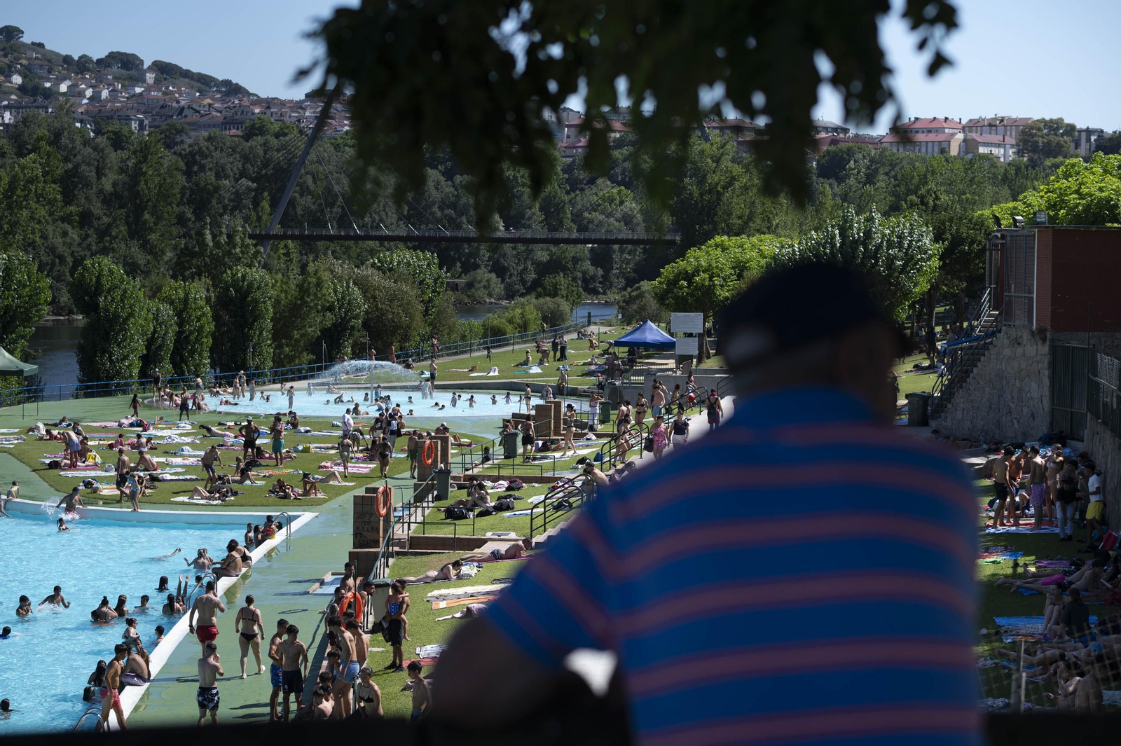 Galería | Los ourensanos combaten las altas temperaturas con sombras, piscinas y ríos