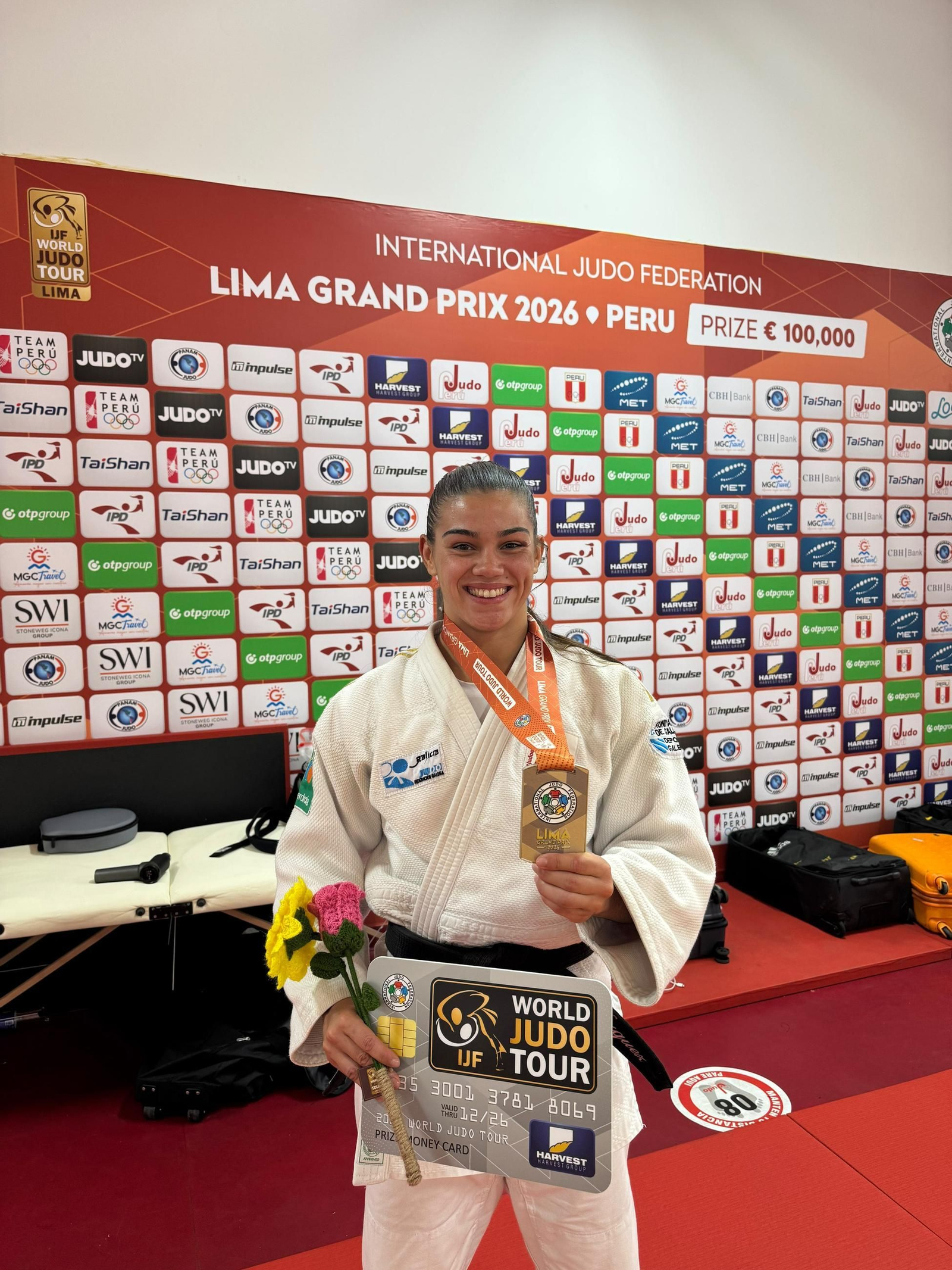 Laura Vázquez posa sonriente con su medalla de plata lograda en la madrugada de ayer en Perú.