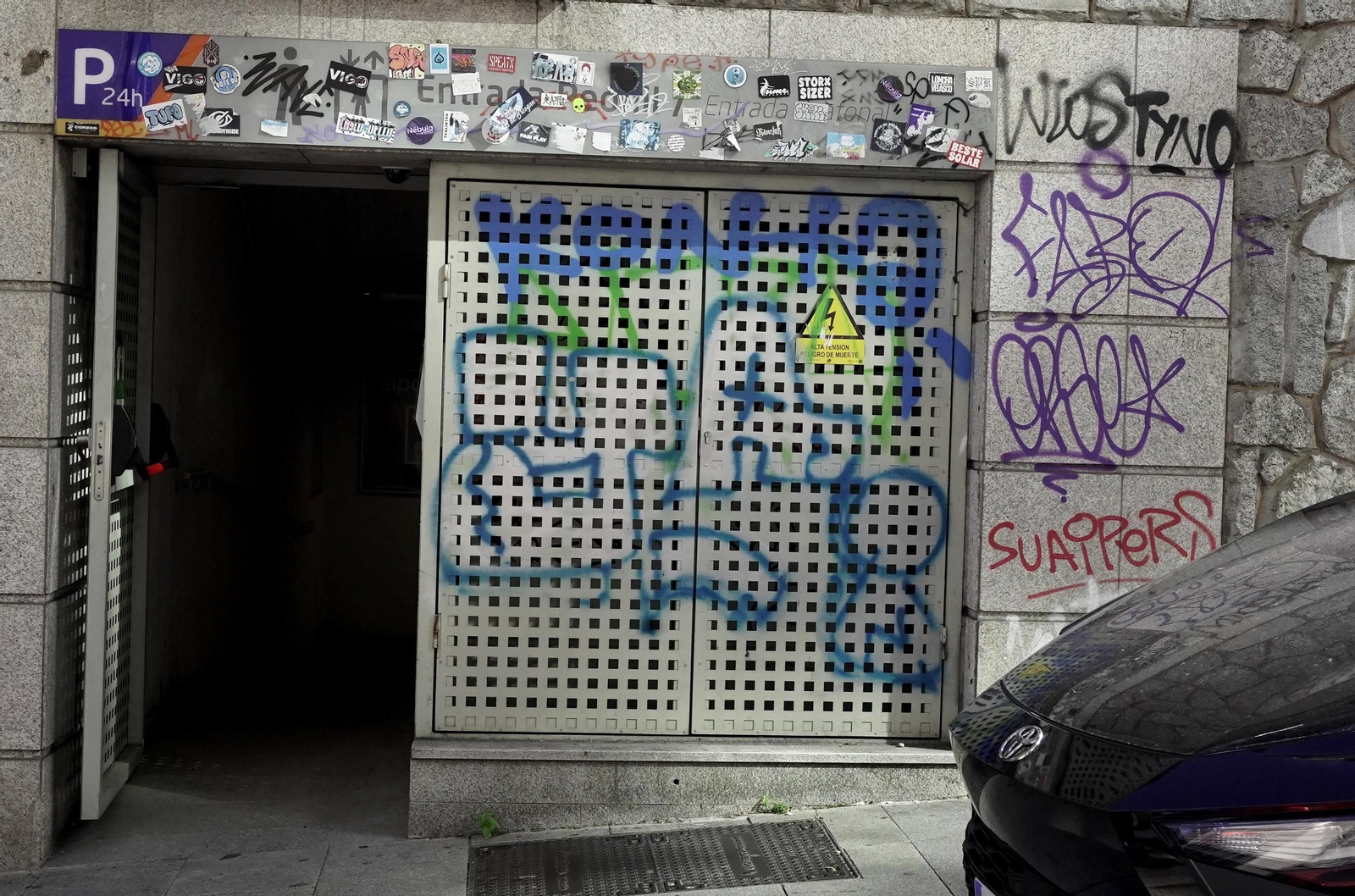 Galería | Vigo, lleno de pintadas que 'ensucian' el centro