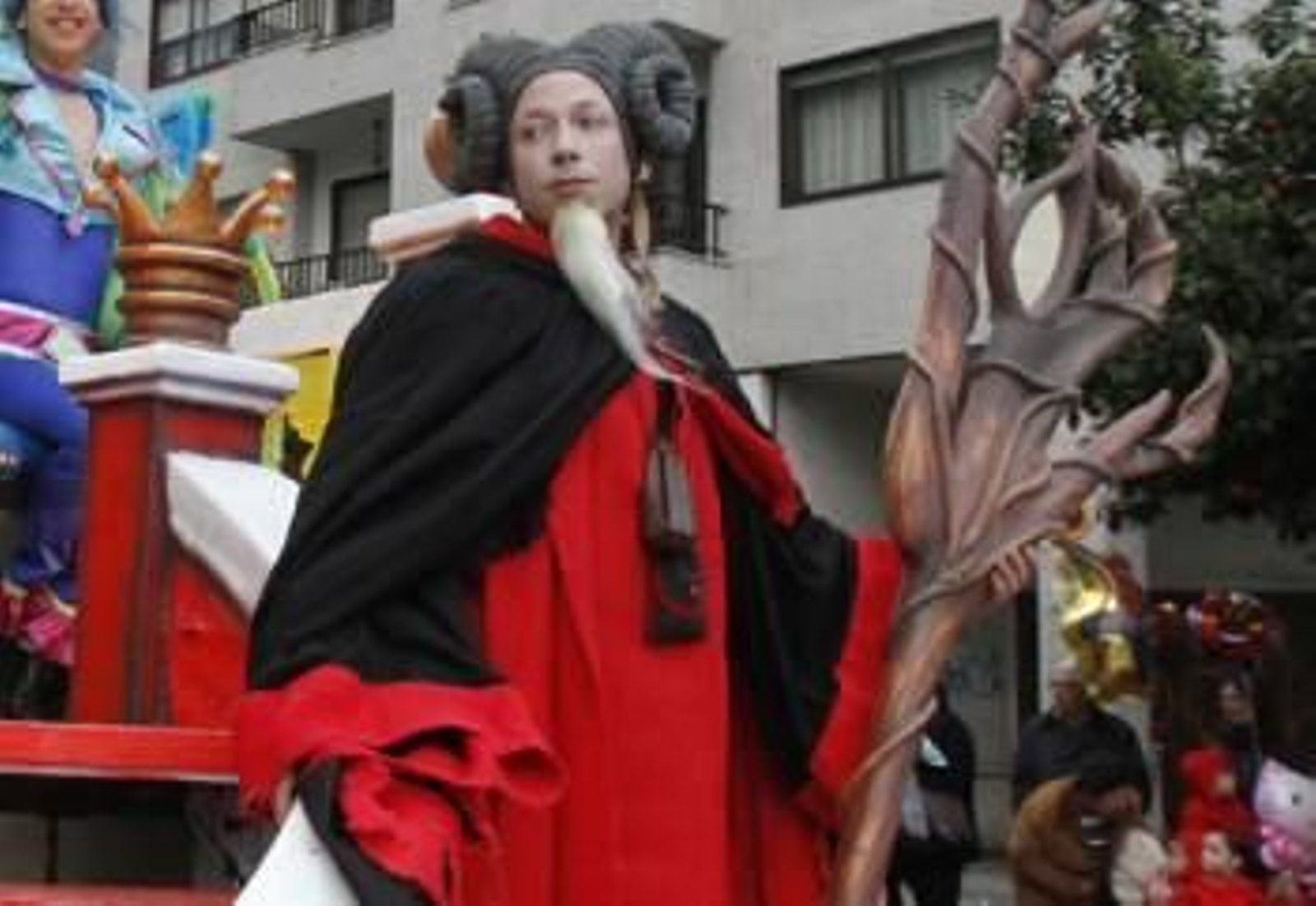 El Deus Momo, representado como un dragón, abrió el desfile del sábado.