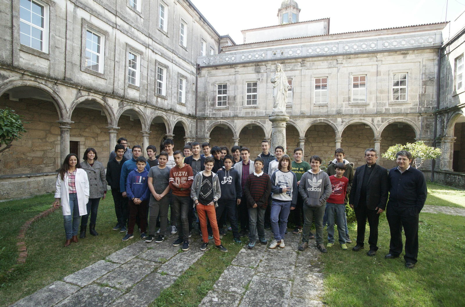En el Seminario Menor estudian 26 alumnos que cuentan con un cuadro de profesores de 12 personas. En la foto, parte de la comunidad escolar en el claustro del edificio.