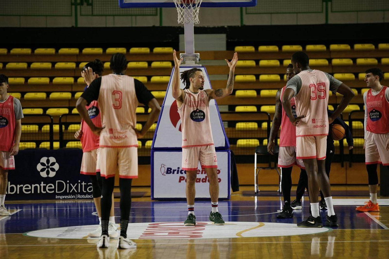 Los jugadores del COB, en uno de los entrenamientos en la cancha central del Pazo.