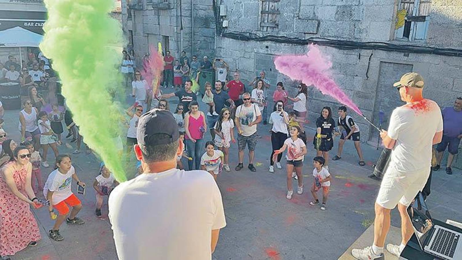 Momento en el que se tira la pintura.