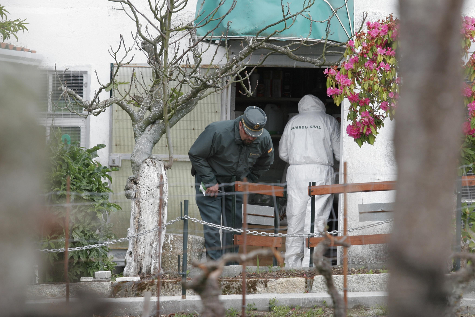 Dos guardias civiles durante inspección ocular en la vivienda del matrimonio fallecido en Amendo.// Foto: Xesús Fariñas