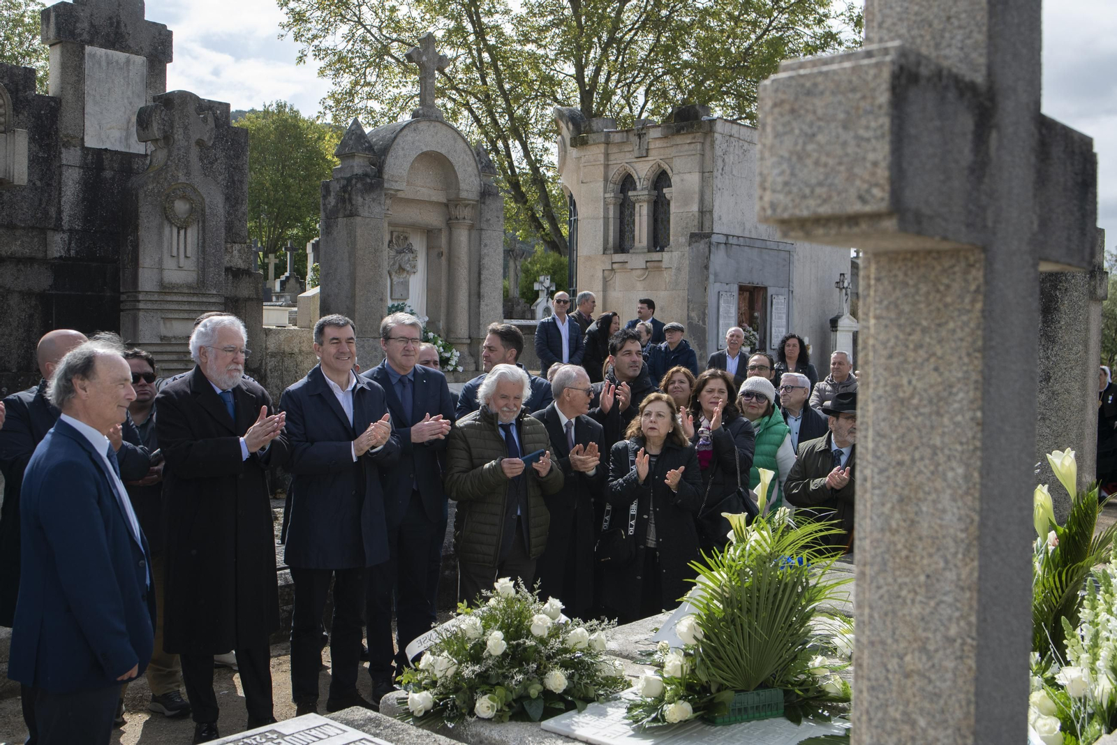 Los presentes en la ofrenda floral a Otero Pedrayo le brindan una ovación tras las palabras de Eduardo López, presidente de la Fundación Otero Pedrayo.