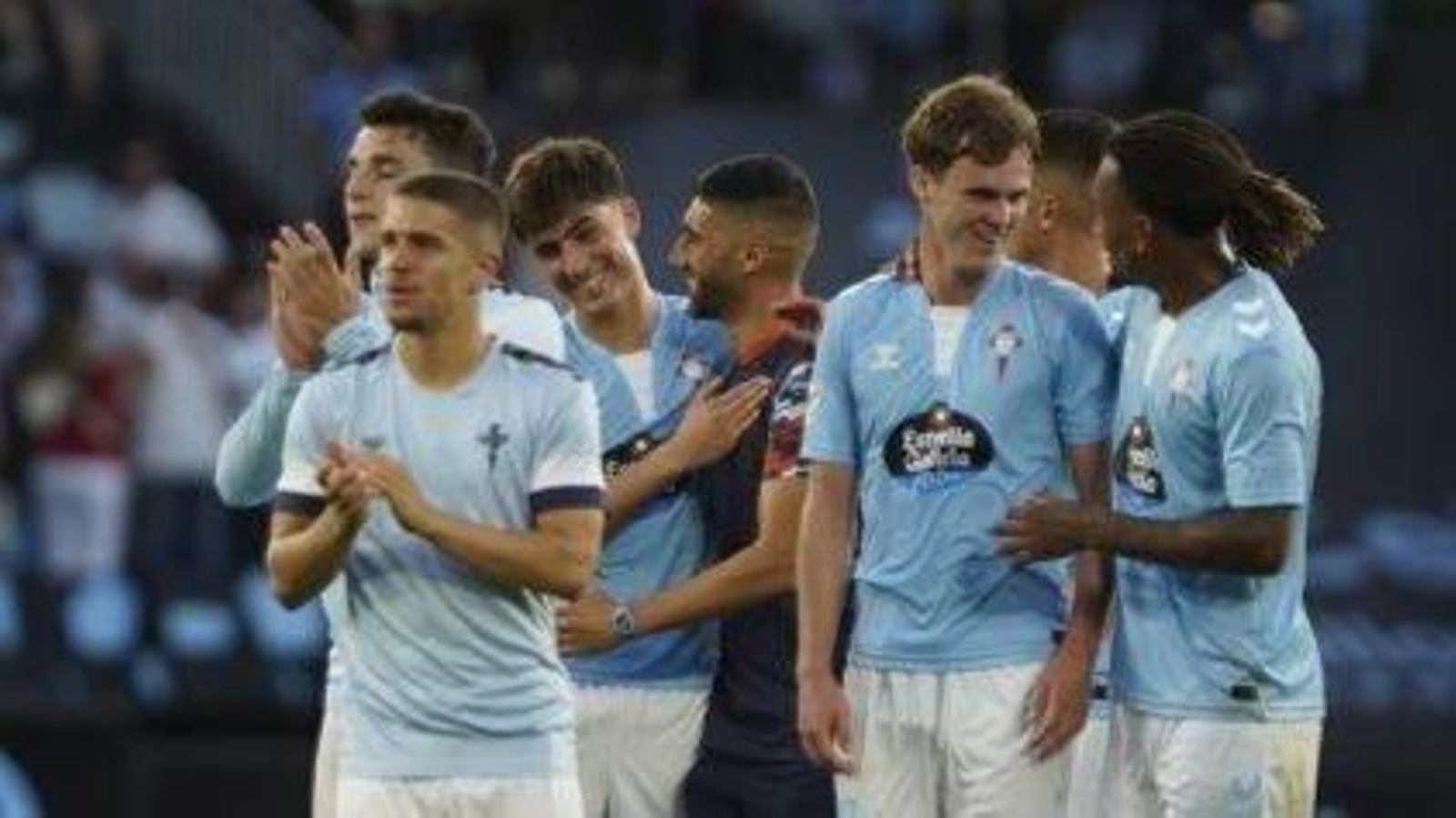 Javi Rodríguez es felicitado por el segundo entrenador del Celta, Rober Fernández.