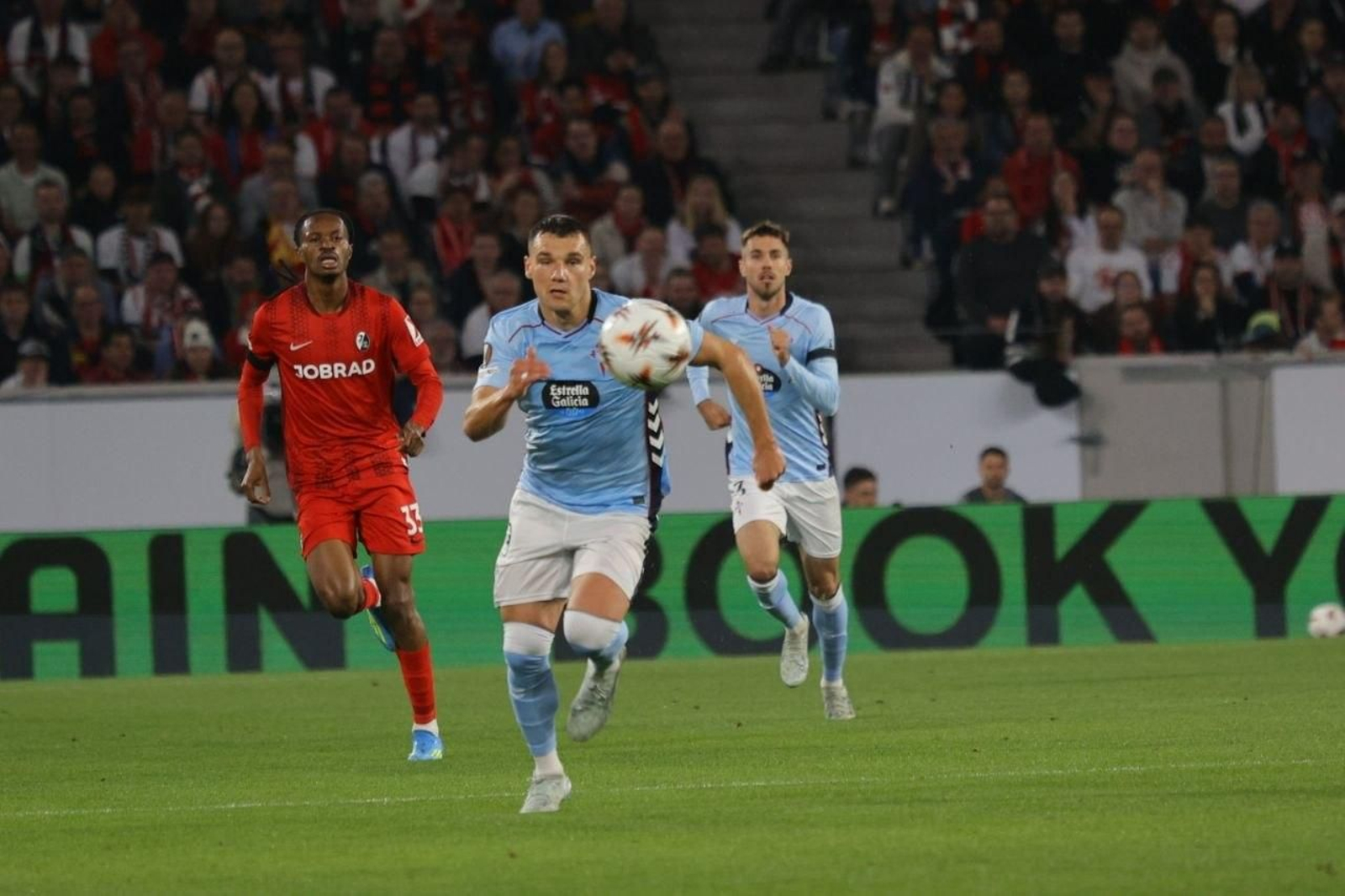 Galería | El Celta y el Friburgo pelean por la ventaja en cuartos de final