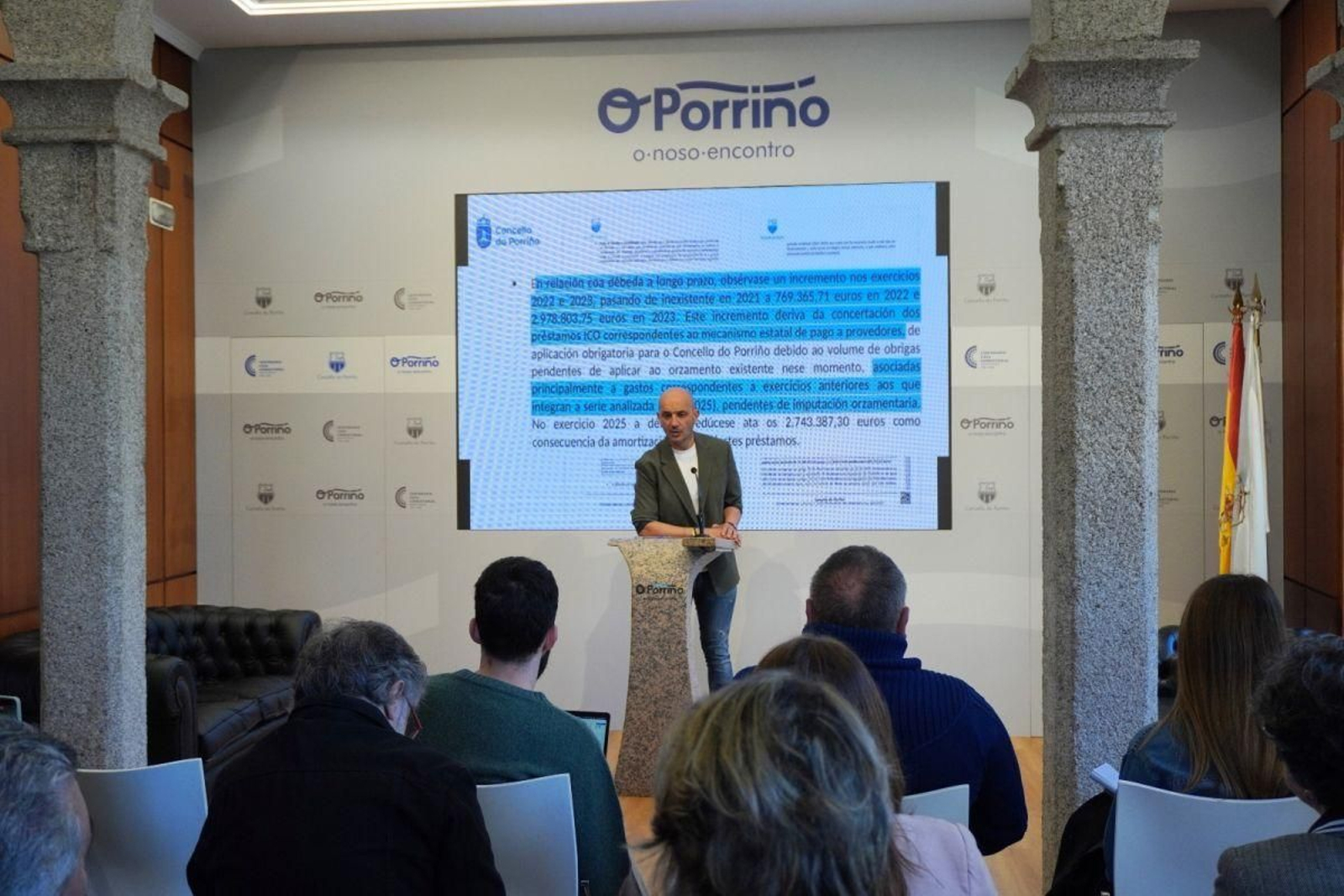 El alcalde, Alejandro Lorenzo dando cuenta de los buenos datos económicos en la sala de prenda del Concello.