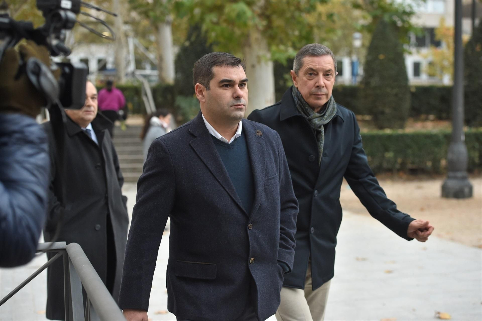 El responsable de flota de Pesquerías Nores Marín, la dueña del 'Villa de Pitanxo', José Antonio Nores González (i), a su llegada a declarar a la Audiencia Nacional. // E.P.